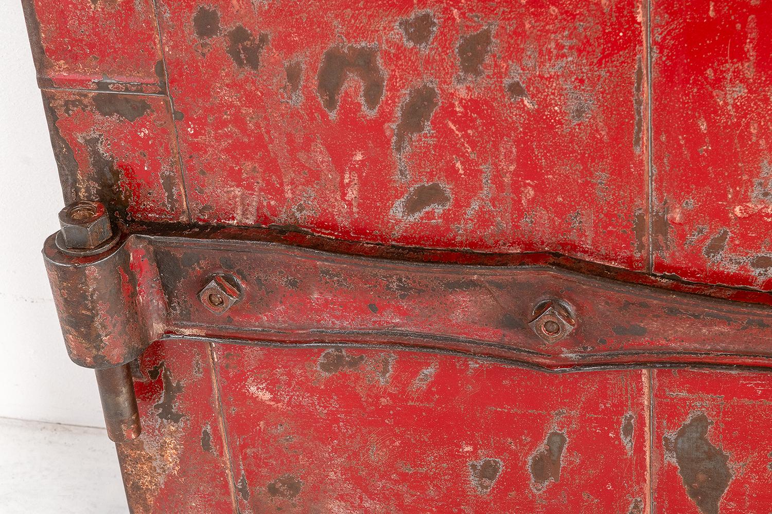 Métal Superbe porte industrielle en acier avec charnières d'origine Patine rouge britannique, 1900 en vente