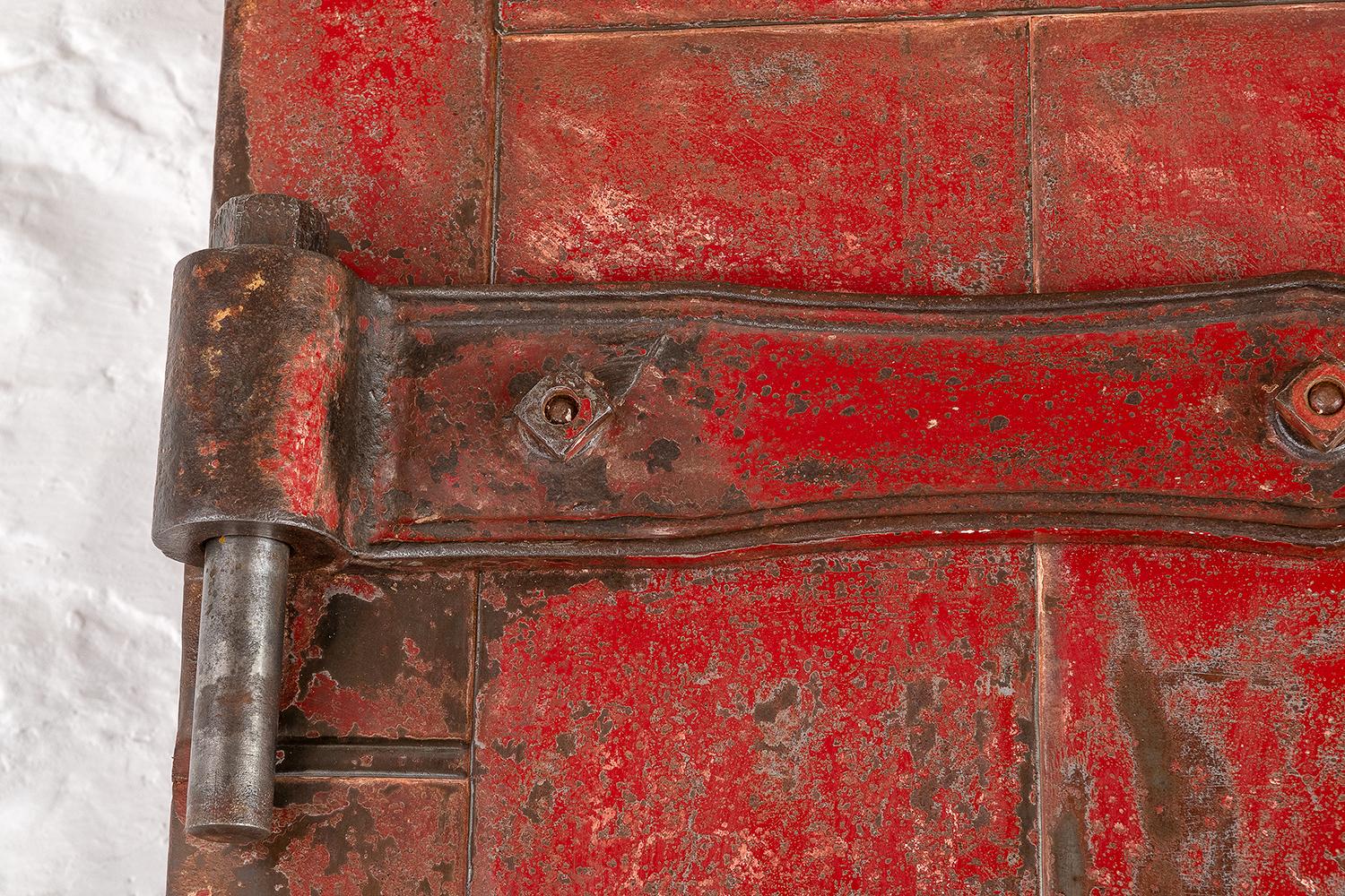 Superbe porte industrielle en acier avec charnières d'origine Patine rouge britannique, 1900 en vente 1