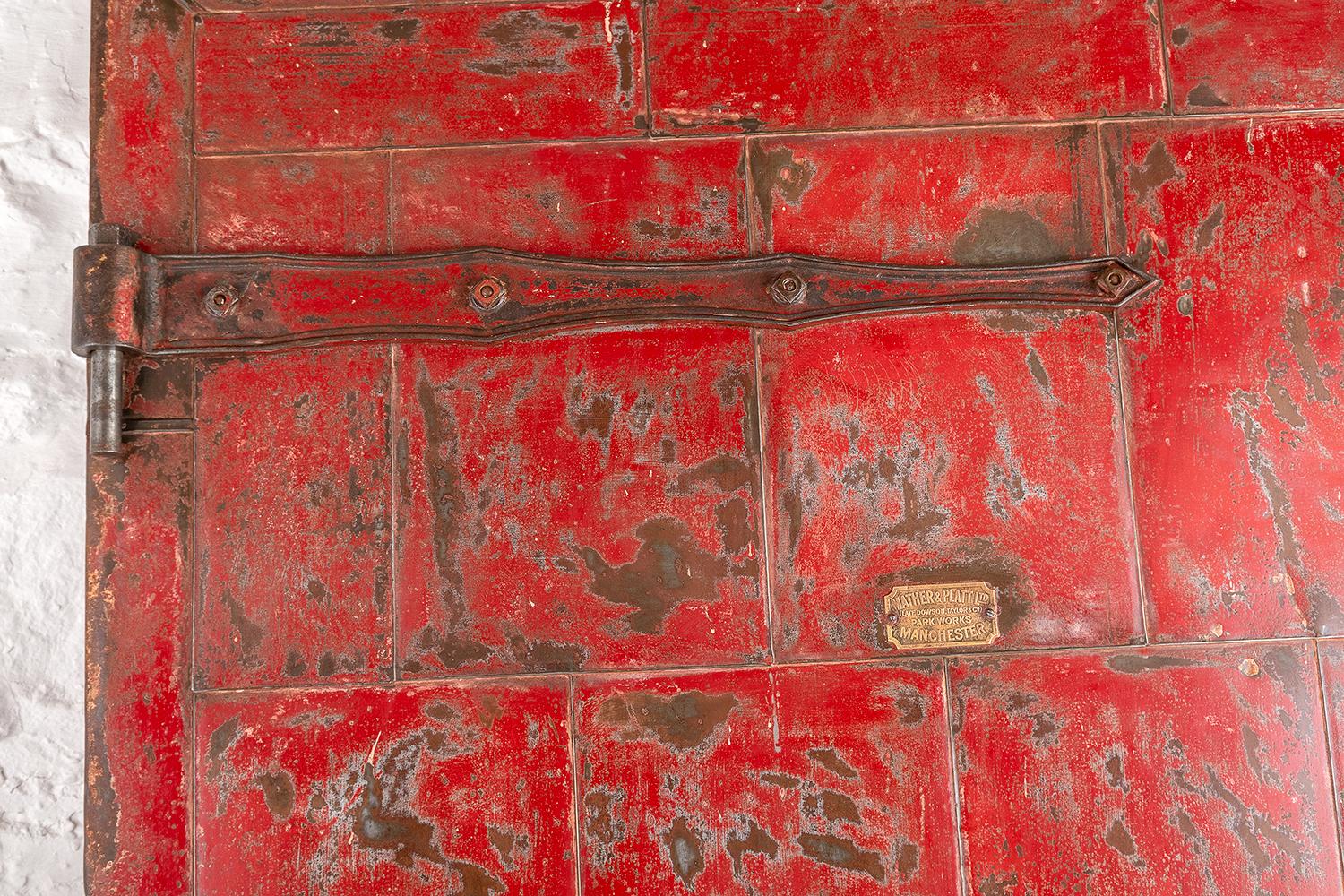 Superbe porte industrielle en acier avec charnières d'origine Patine rouge britannique, 1900 en vente 2