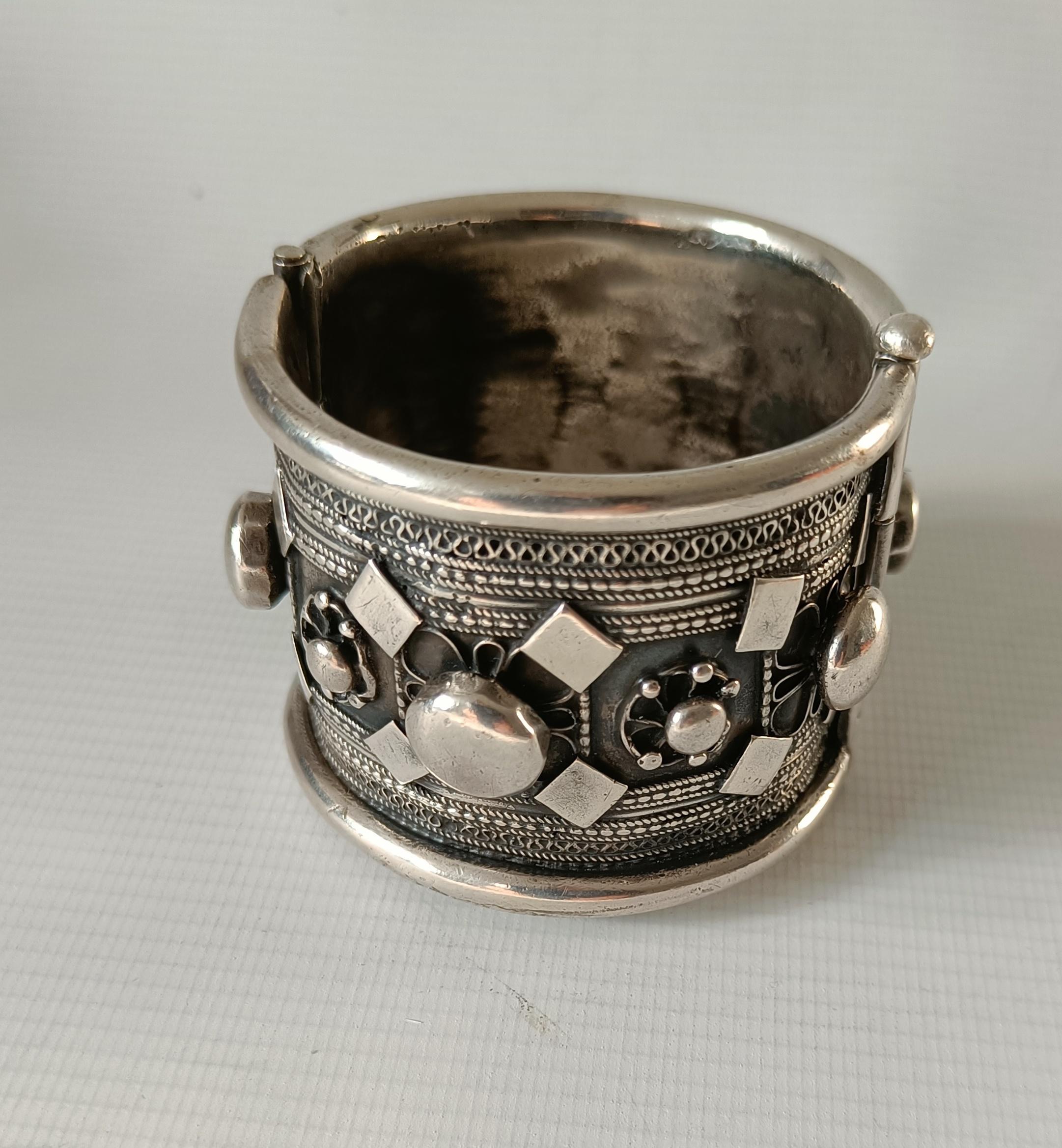 Hand-Carved Superb Heavy Tribal Silver cuff bracelet Somalian African Tribal For Sale