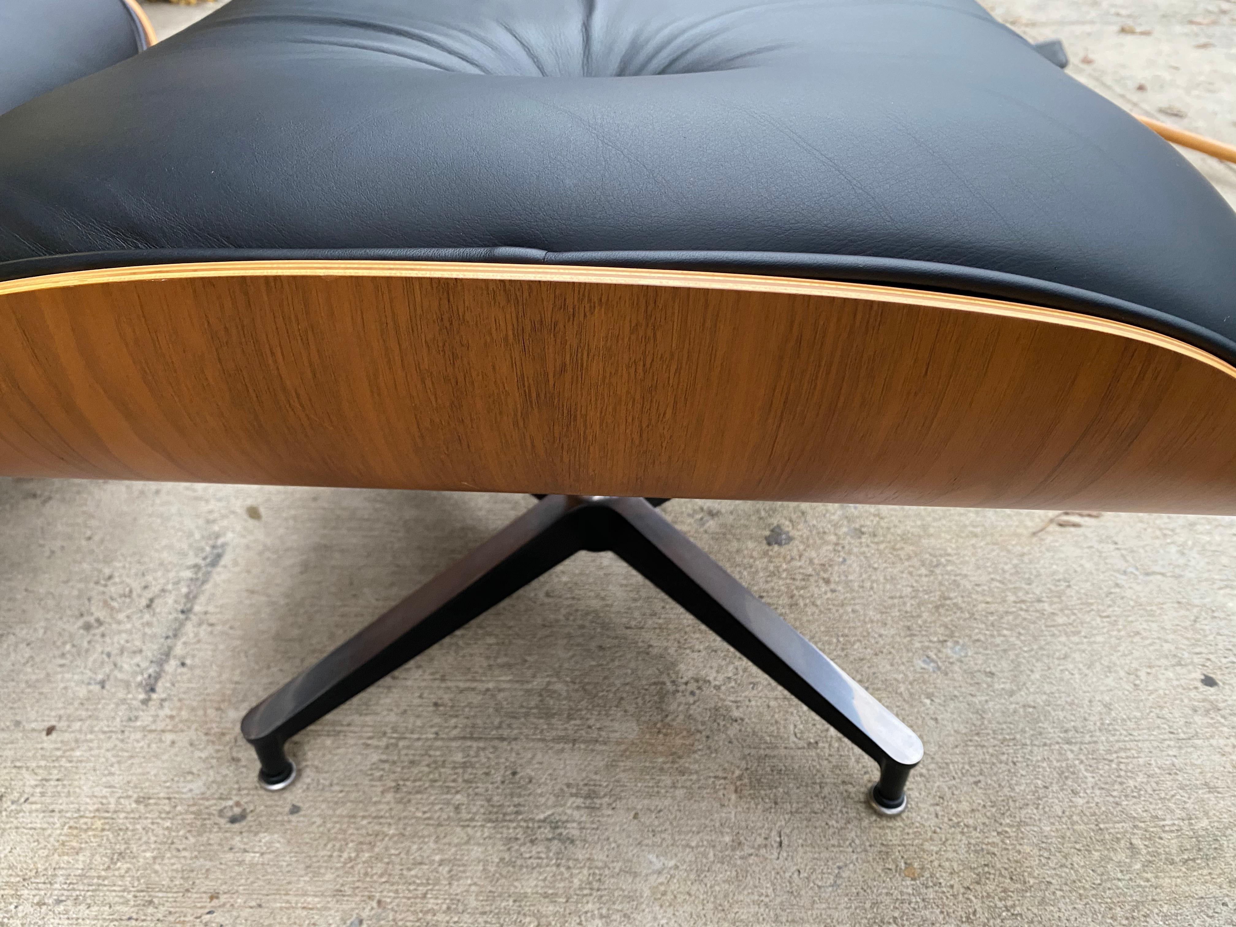 Superb Herman Miller Eames Lounge Chair and Ottoman In Distressed Condition In Brooklyn, NY