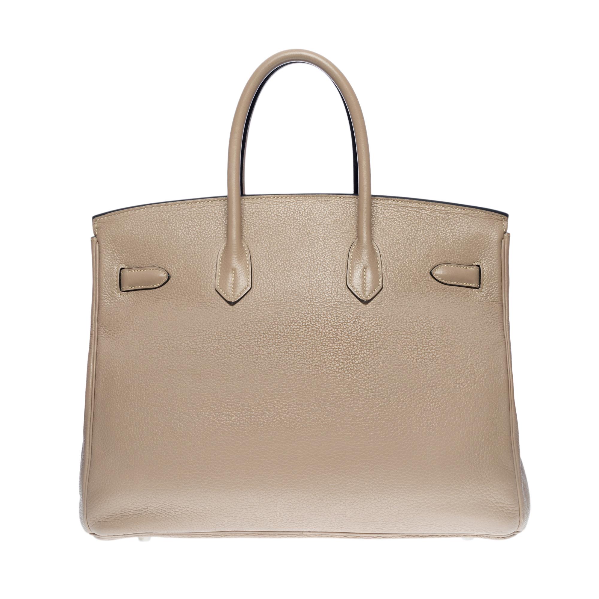 Superb Hermes Birkin 35 cm handbag in dove gray Togo leather, hardware in Palladium silver metal, double handle in gray leather allowing the bag to be worn in the hand

Flap closure
Lining in gray leather, one zip pocket, one patch pocket
Signature: