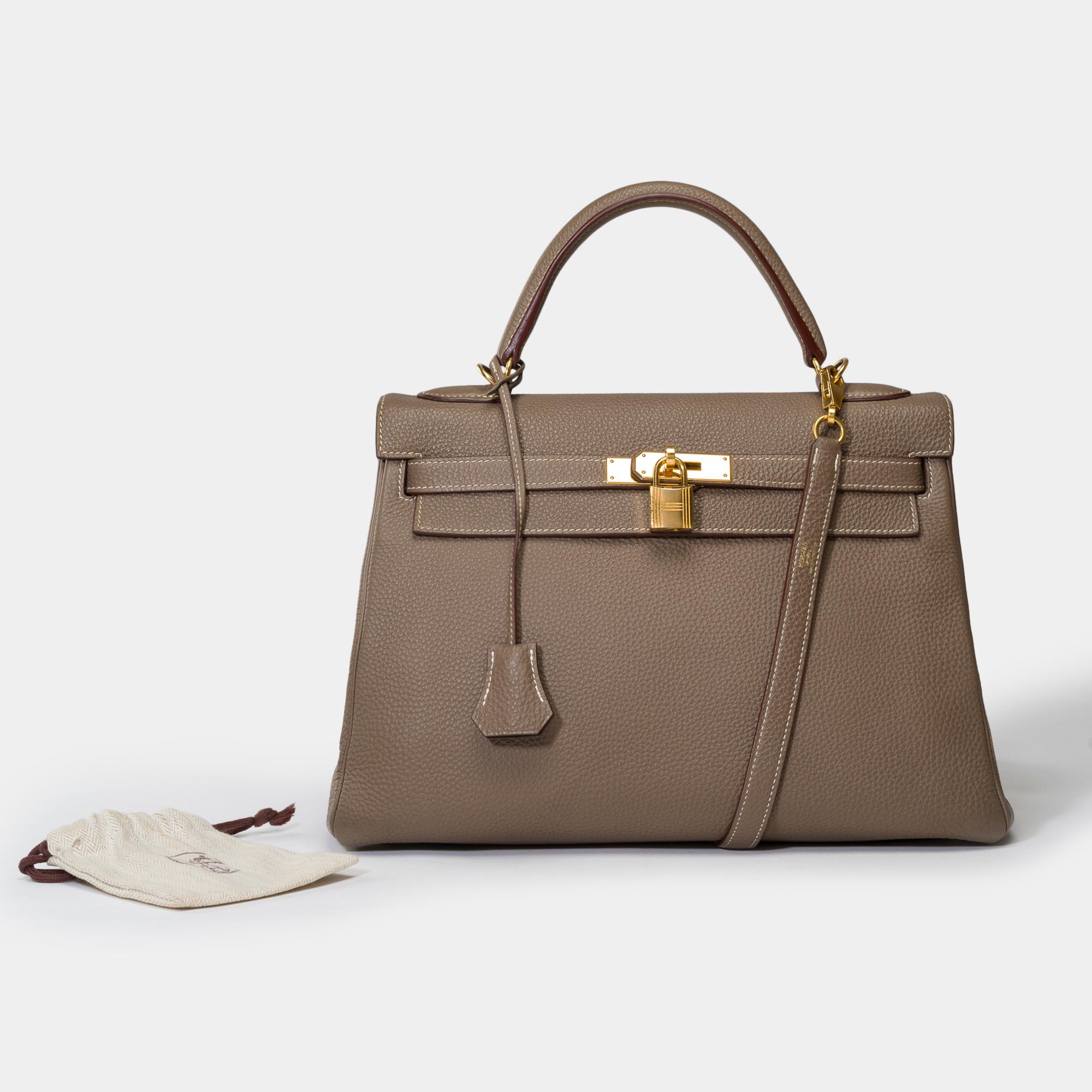 Superb​ ​Handbag​ ​Hermes​ ​Kelly​ ​32​ ​retourne​ ​handbag​ ​strap​ ​in​ ​Togo​ ​etoupe​ ​leather​ ​with​ ​white​ ​stitching,​ ​gold​ ​plated​ ​metal​ ​trim,​ ​grey​ ​leather​ ​handle,​ ​removable​ ​shoulder​ ​strap​ ​in​ ​grey​ ​leather​ ​for​