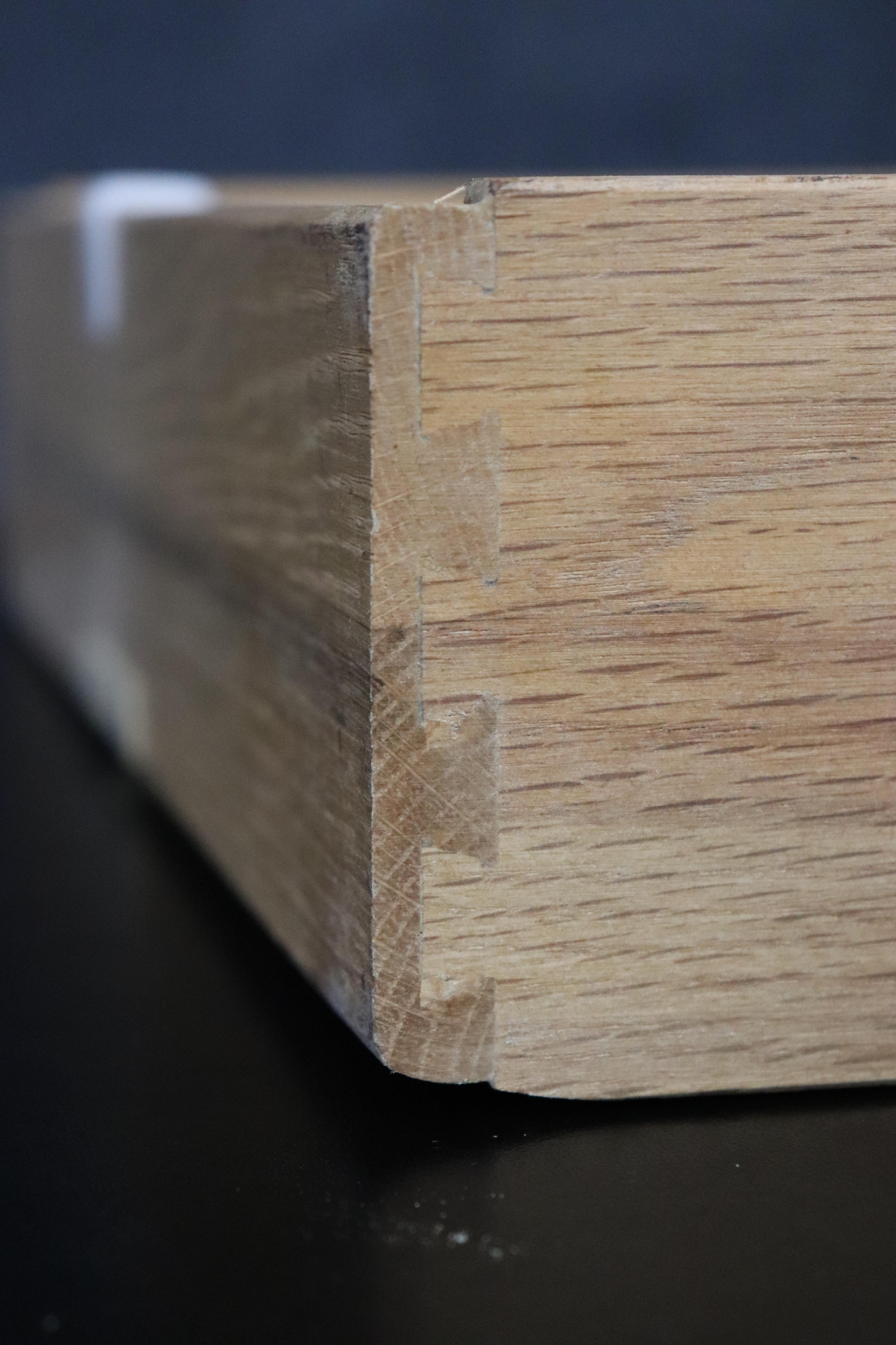 Superbe bureau de direction de style Campaigner en bois de rose très sculpté, avec dessus en cuir et en laiton en vente 3