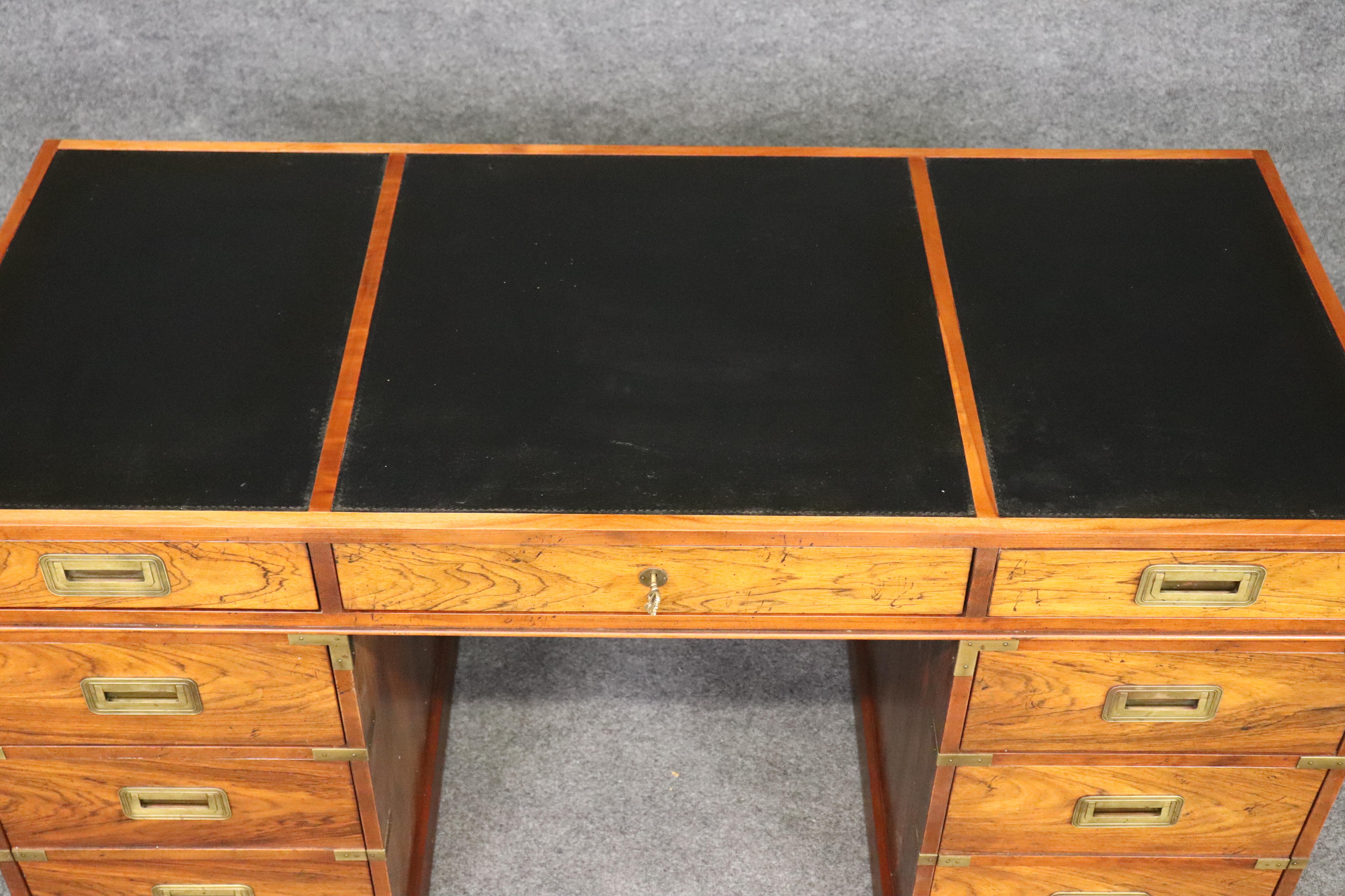 Superbe bureau de direction de style Campaigner en bois de rose très sculpté, avec dessus en cuir et en laiton en vente 7