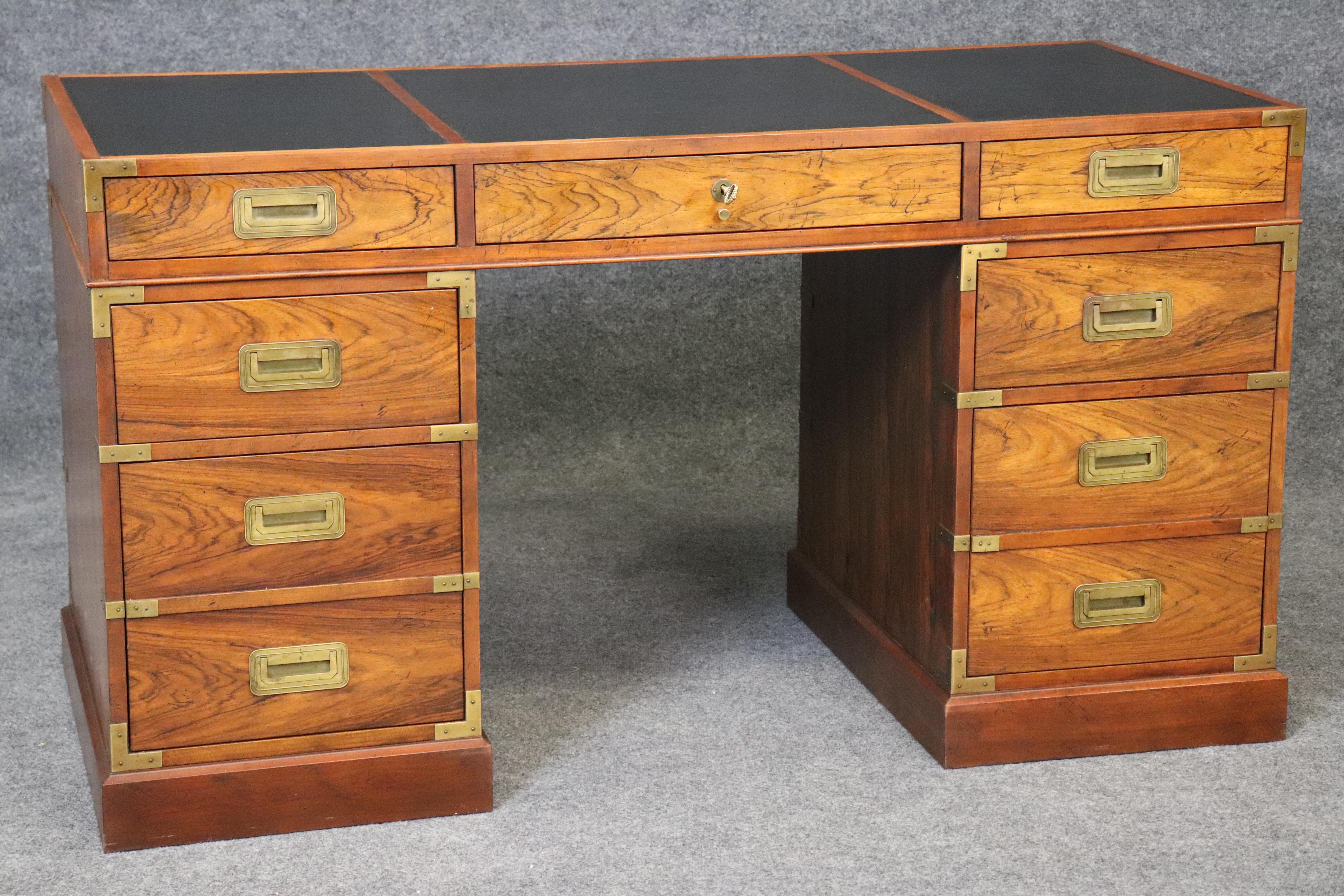 Il s'agit d'un superbe bureau de direction en bois de rose très figuré. Le bureau est fabriqué en bois de rose de la plus haute qualité et présente une magnifique teinte ambrée. Le dessus en cuir noir est en bon état d'usage avec des signes mineurs