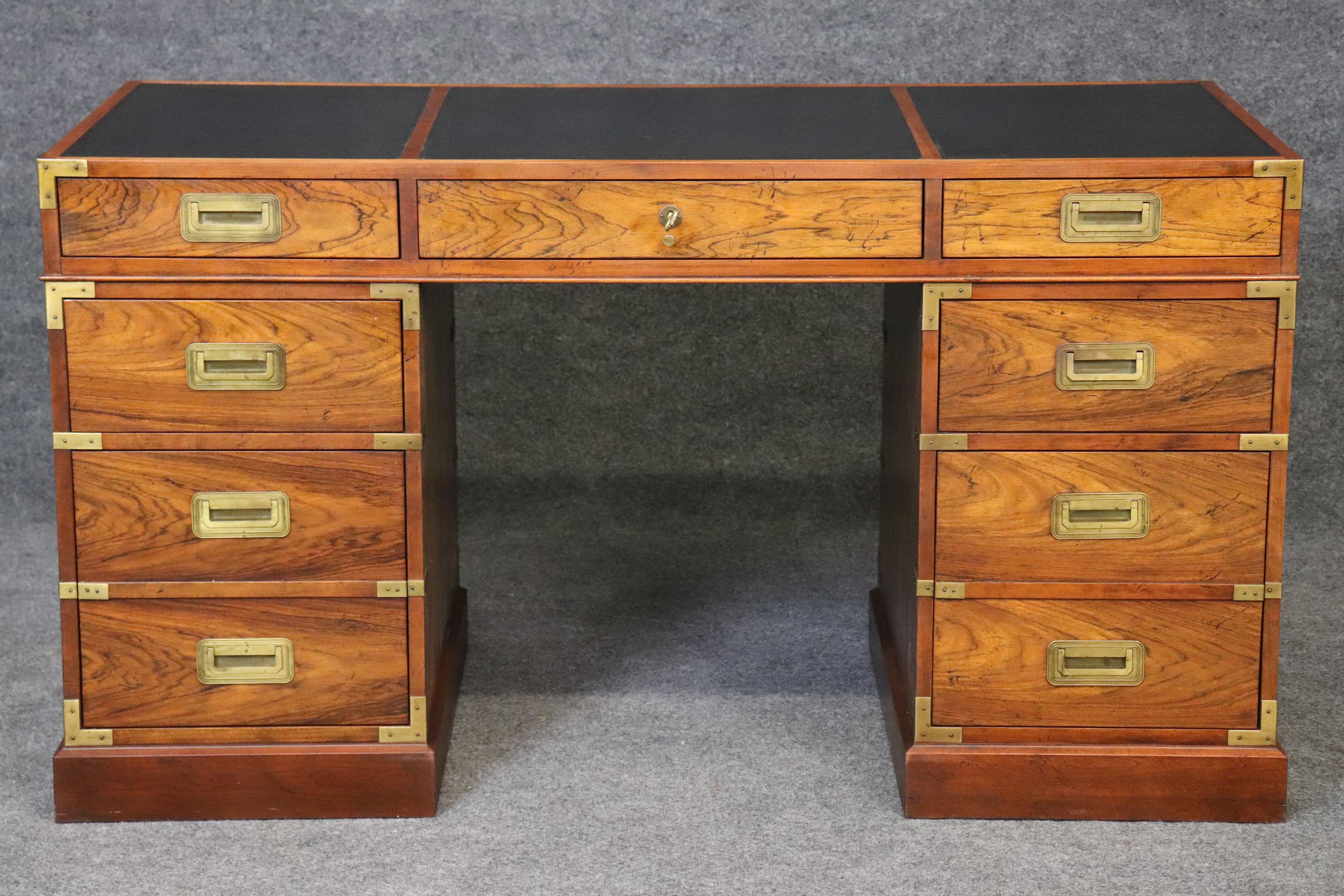 Campagne Superbe bureau de direction de style Campaigner en bois de rose très sculpté, avec dessus en cuir et en laiton en vente