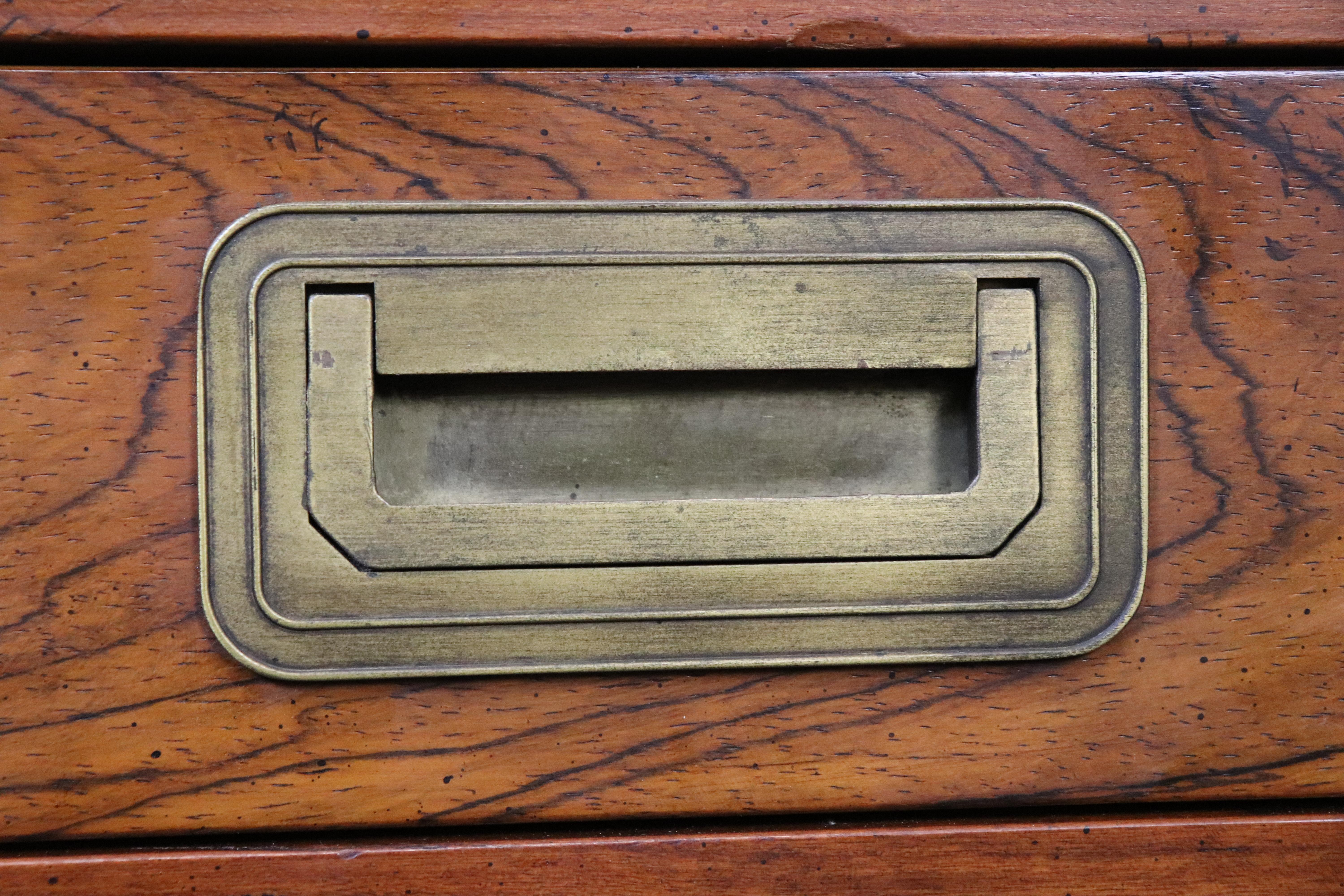 Anglais Superbe bureau de direction de style Campaigner en bois de rose très sculpté, avec dessus en cuir et en laiton en vente