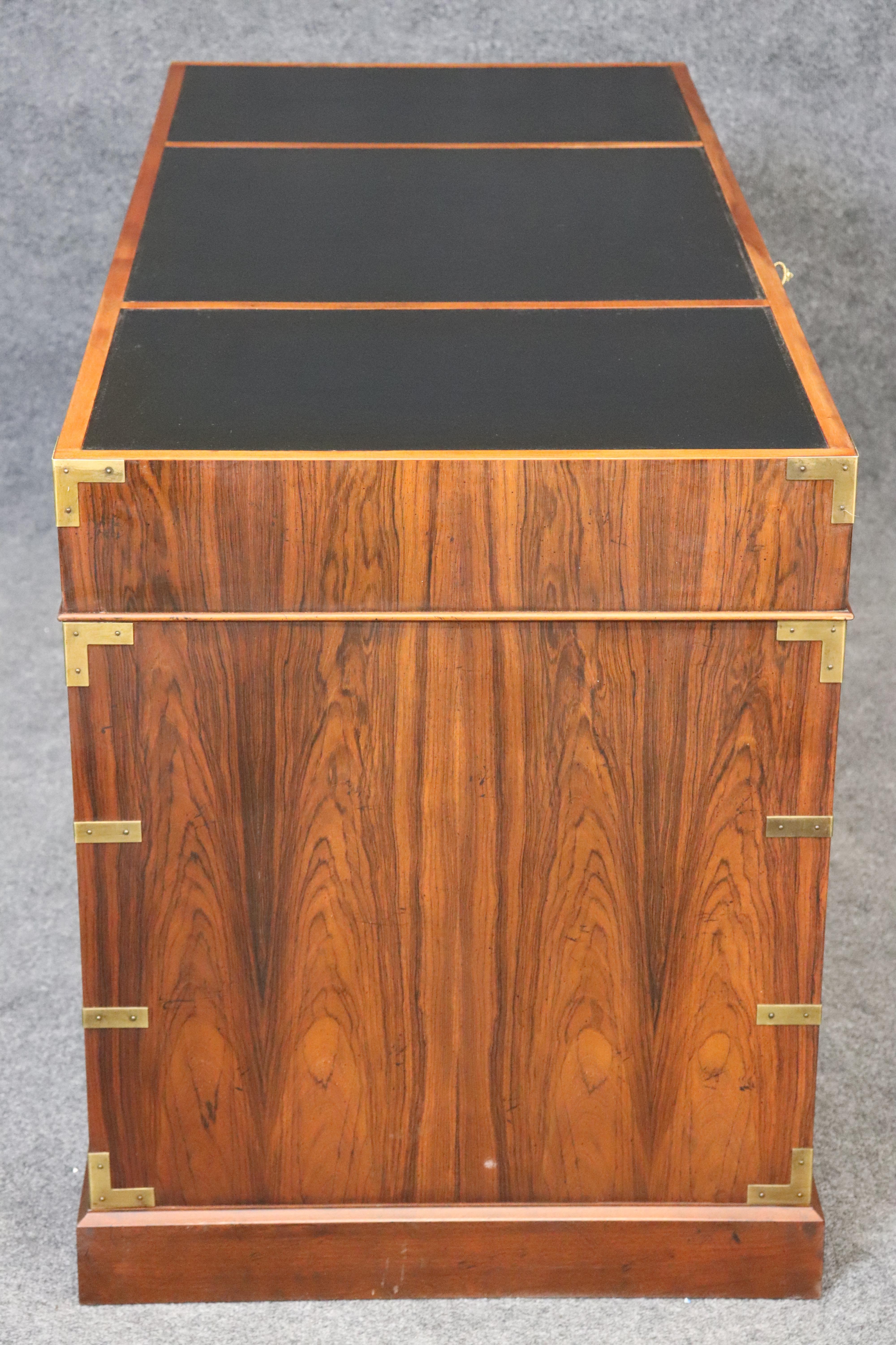 Superbe bureau de direction de style Campaigner en bois de rose très sculpté, avec dessus en cuir et en laiton Bon état - En vente à Swedesboro, NJ