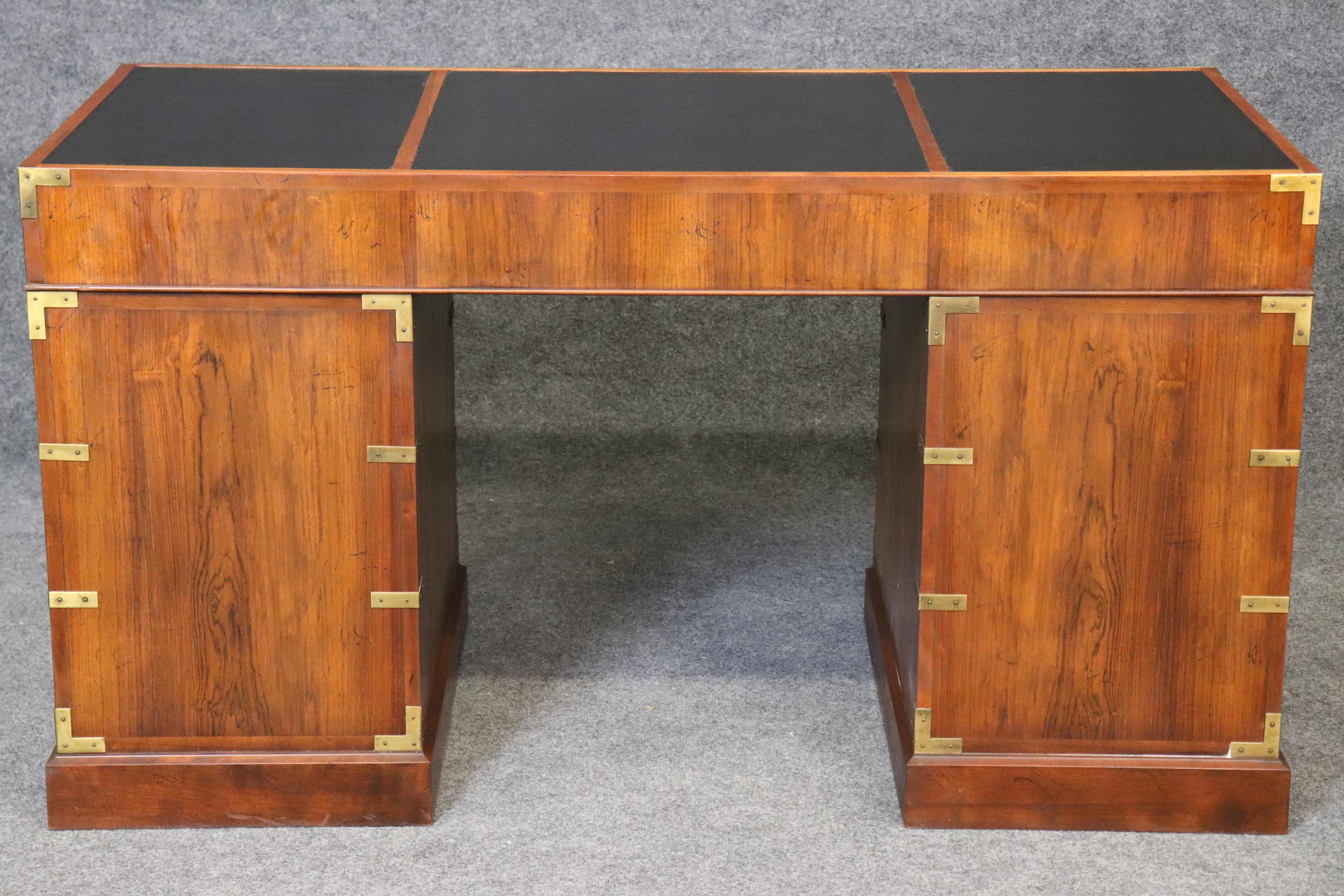 Fin du 20e siècle Superbe bureau de direction de style Campaigner en bois de rose très sculpté, avec dessus en cuir et en laiton en vente