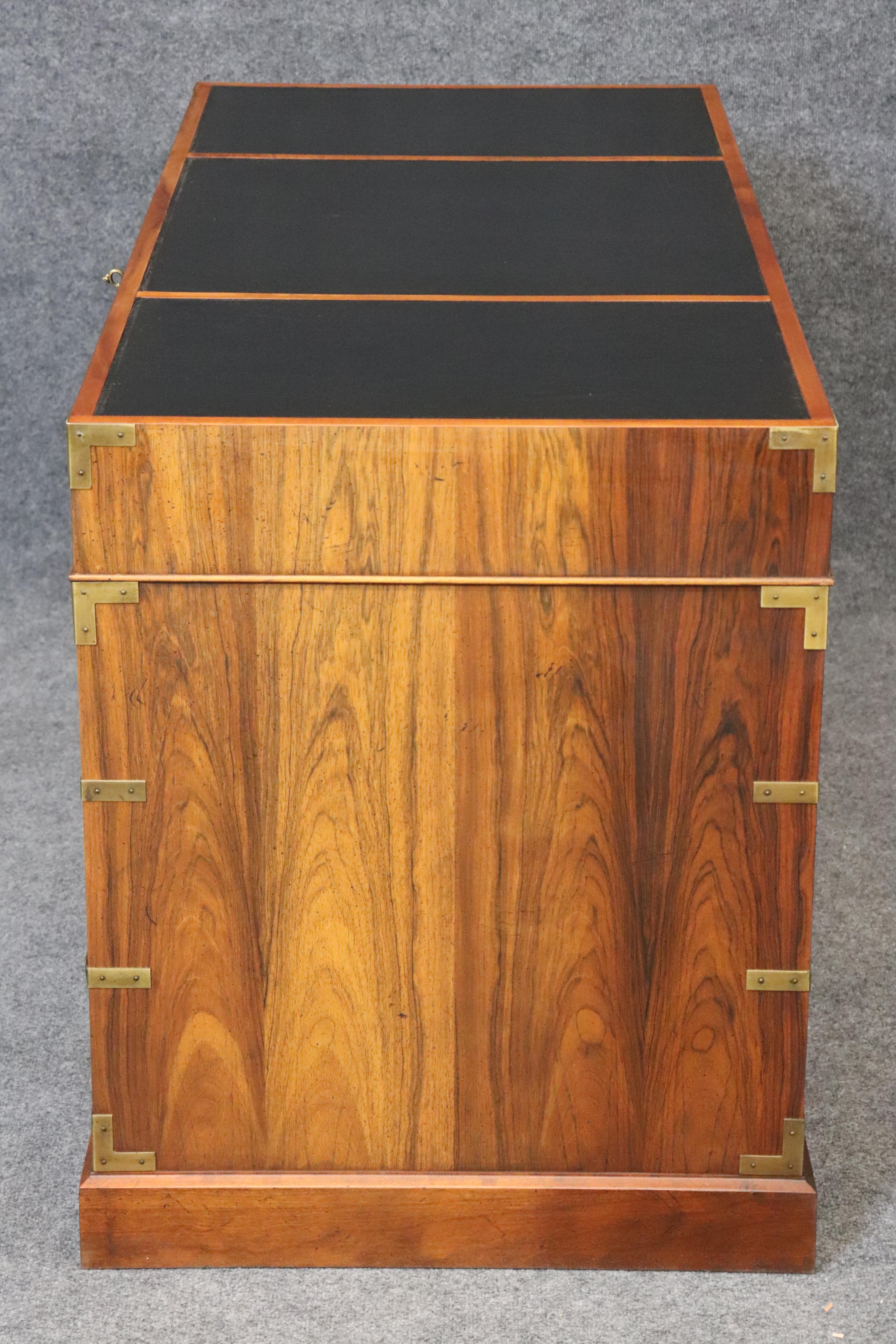 Laiton Superbe bureau de direction de style Campaigner en bois de rose très sculpté, avec dessus en cuir et en laiton en vente