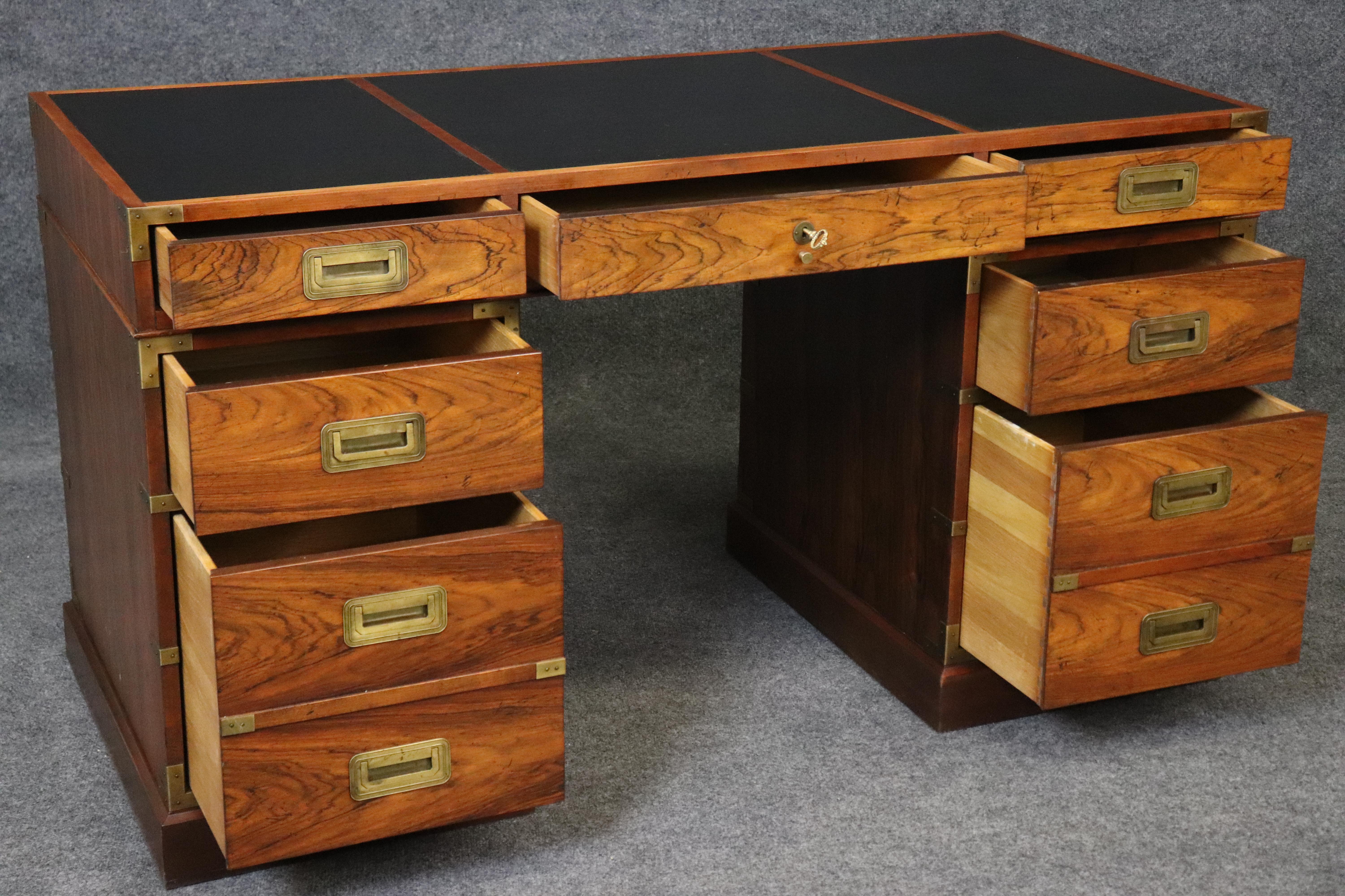 Superbe bureau de direction de style Campaigner en bois de rose très sculpté, avec dessus en cuir et en laiton en vente 1