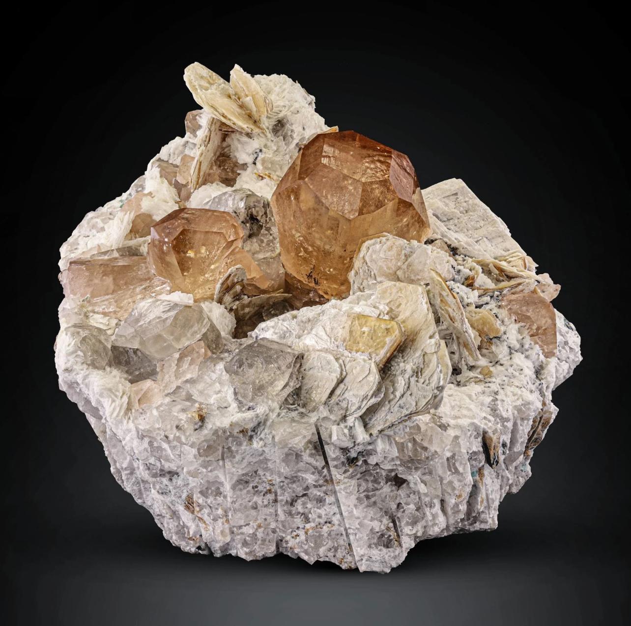 Hervorragende riesige Topas-Kristalle auf Albite mit Quarz und Mica aus Pakistan im Angebot 7
