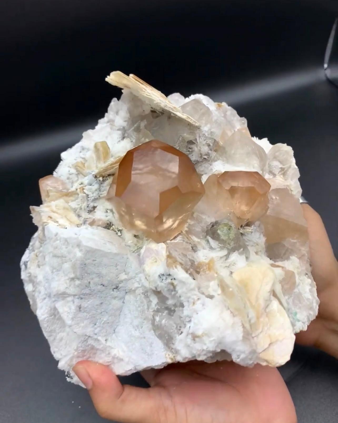 Informationen zum Produkt:

Name der Probe: Topaskristalle auf Albit mit Quarz und Glimmer

Gewicht: 6 kg

Abmessungen: H: 20 x B: 23 x T: 20 cm

Behandlung: Keine

Herkunft: Bezirk Skardu, Provinz Gilgit Baltistan, Pakistan

Beschreibung:

Die