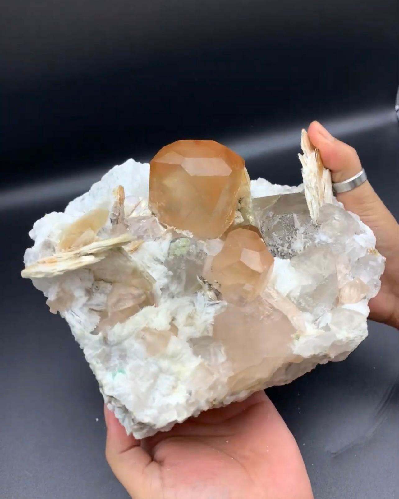 Hervorragende riesige Topas-Kristalle auf Albite mit Quarz und Mica aus Pakistan (Pakistanisch) im Angebot