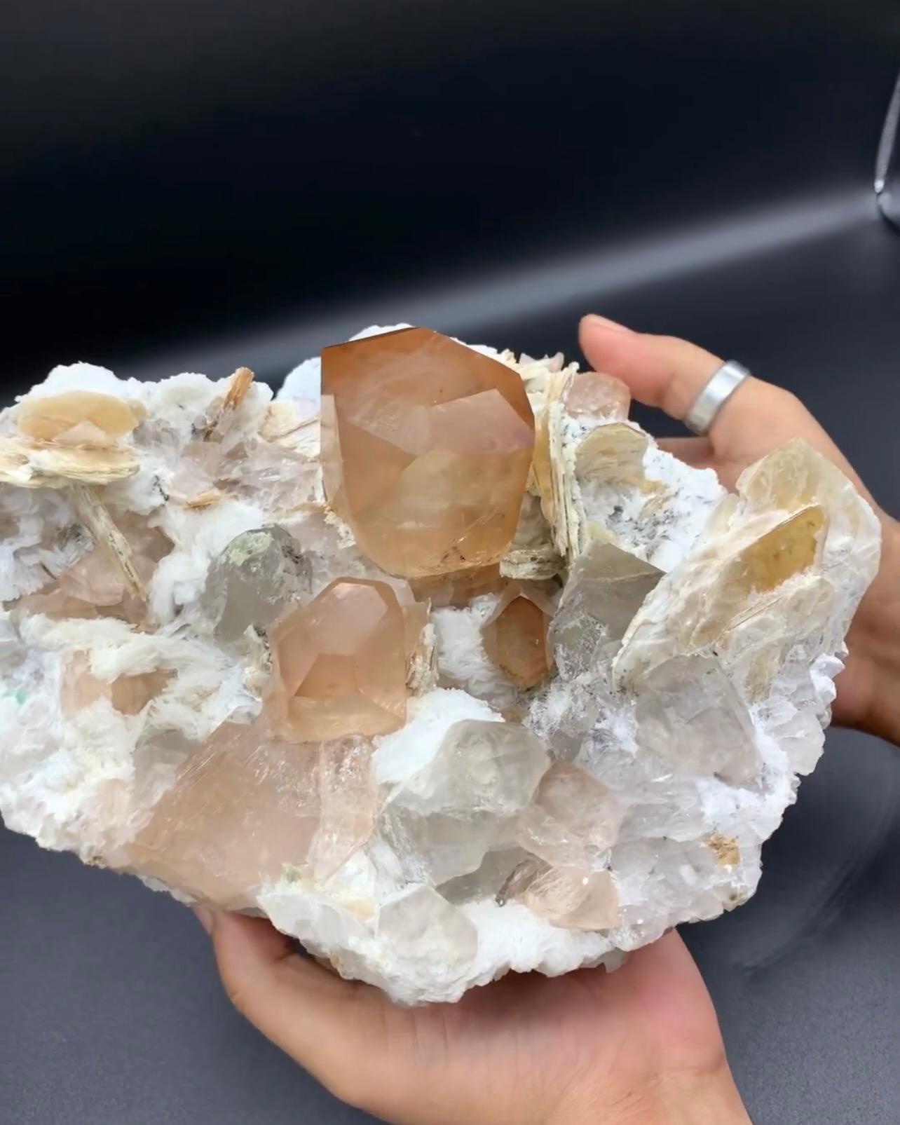Hervorragende riesige Topas-Kristalle auf Albite mit Quarz und Mica aus Pakistan im Zustand „Gut“ im Angebot in Peshawar, PK