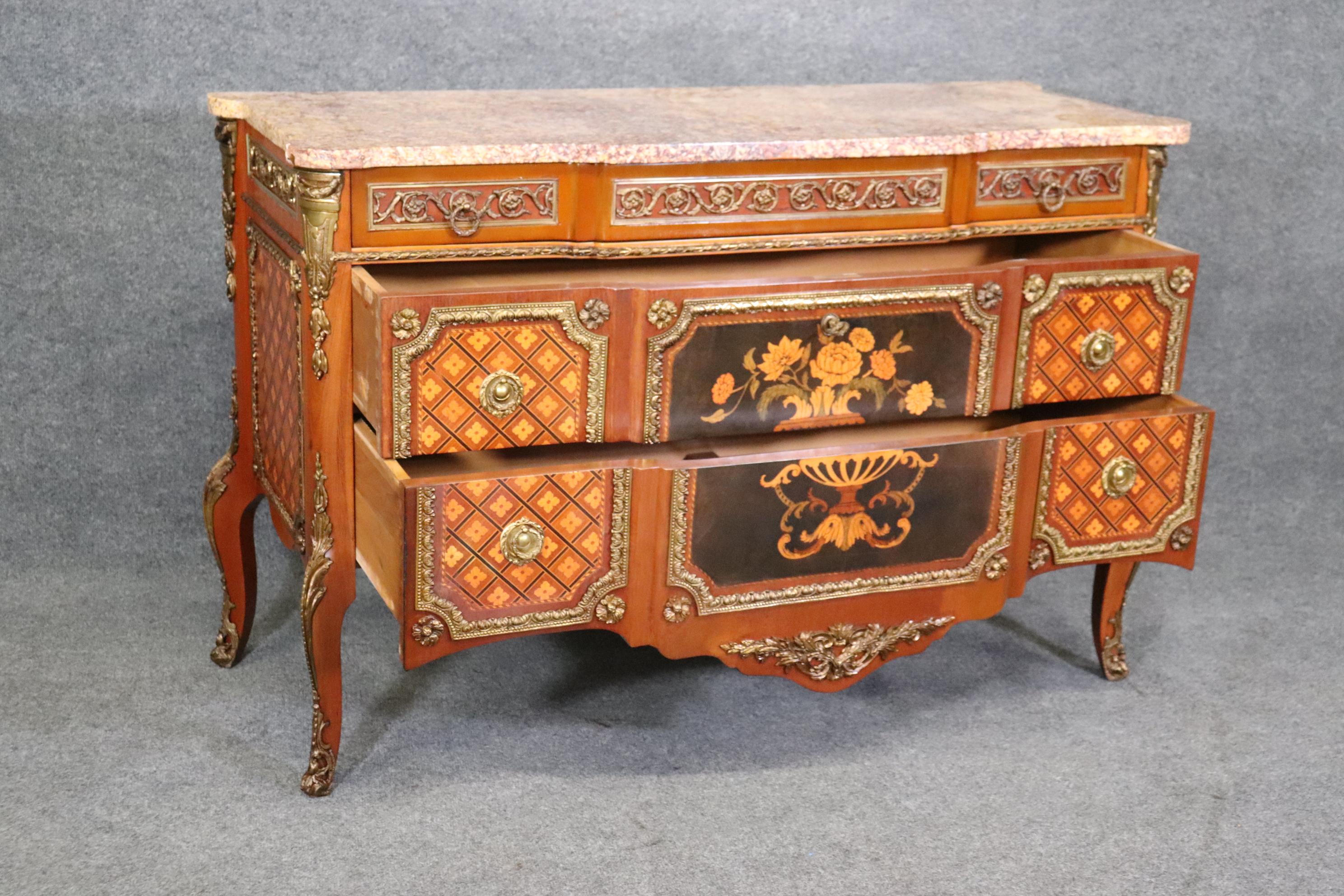 Superba commode francese intarsiata Luigi XV con piano in marmo montato in bronzo in vendita 1
