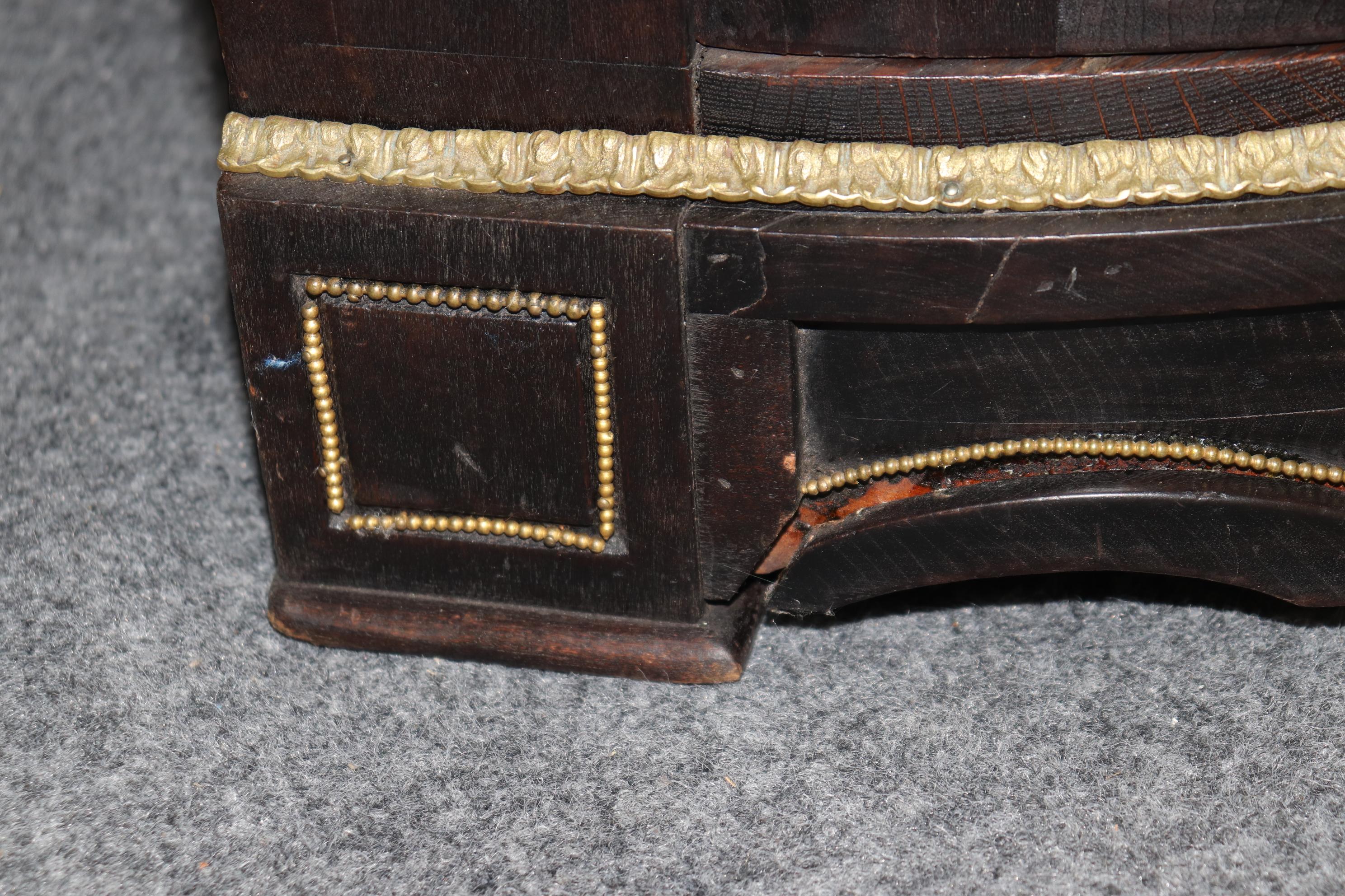 Superbo mobile angolare italiano in noce scuro e bronzo Dore' Ormolu Piano in marmo in vendita 3