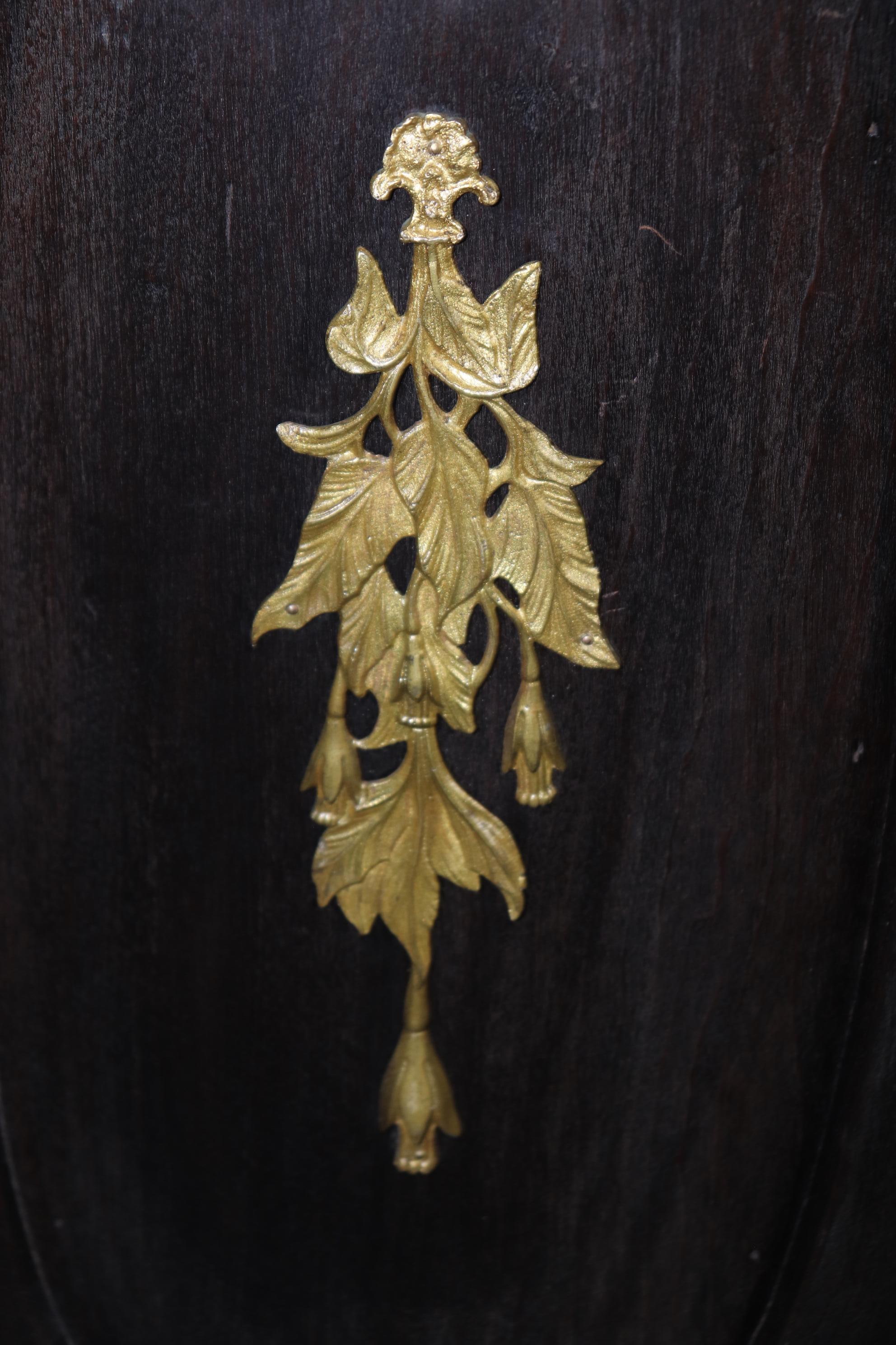 Superbo mobile angolare italiano in noce scuro e bronzo Dore' Ormolu Piano in marmo in vendita 4