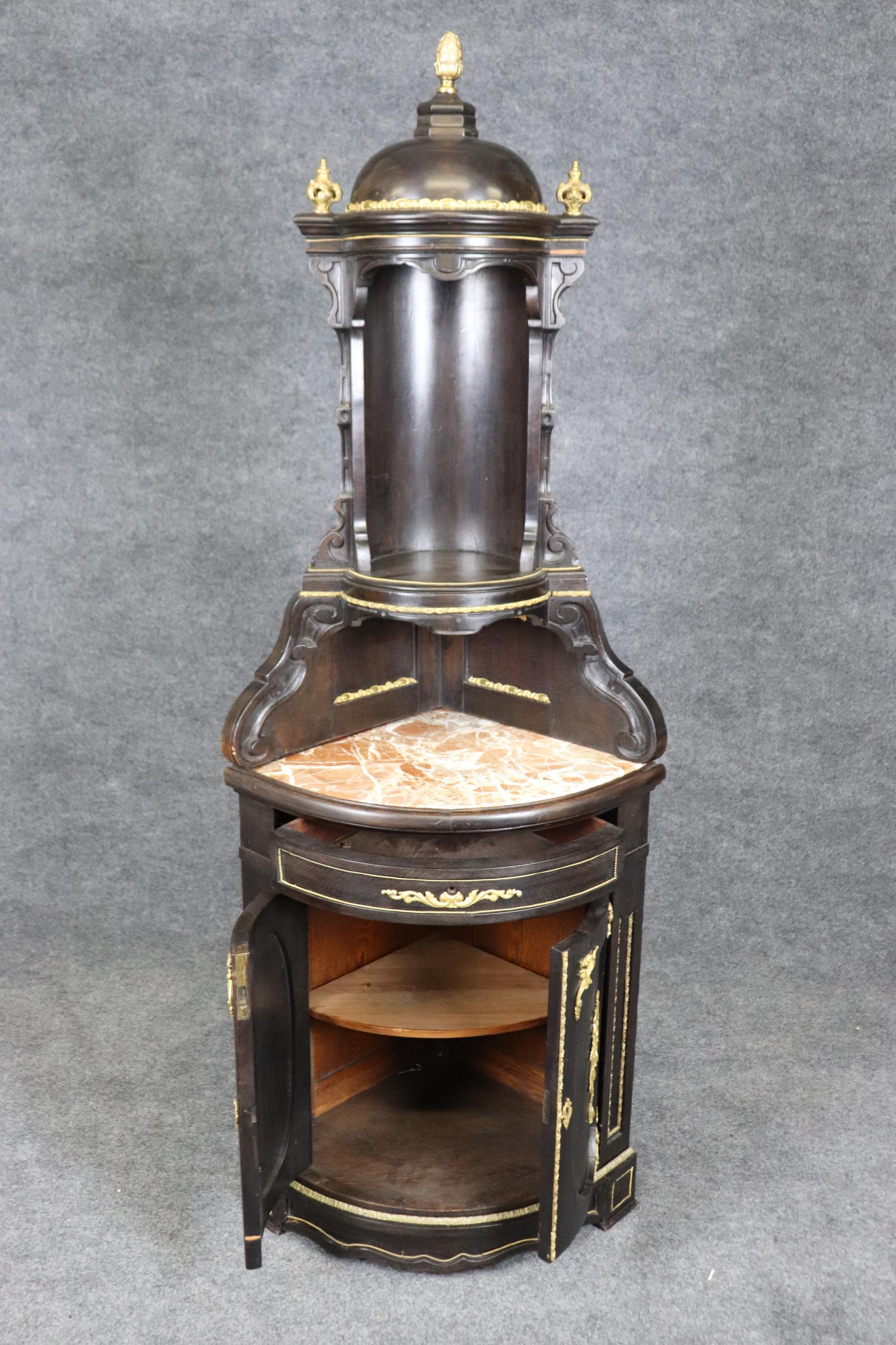 Napoleone III Superbo mobile angolare italiano in noce scuro e bronzo Dore' Ormolu Piano in marmo in vendita