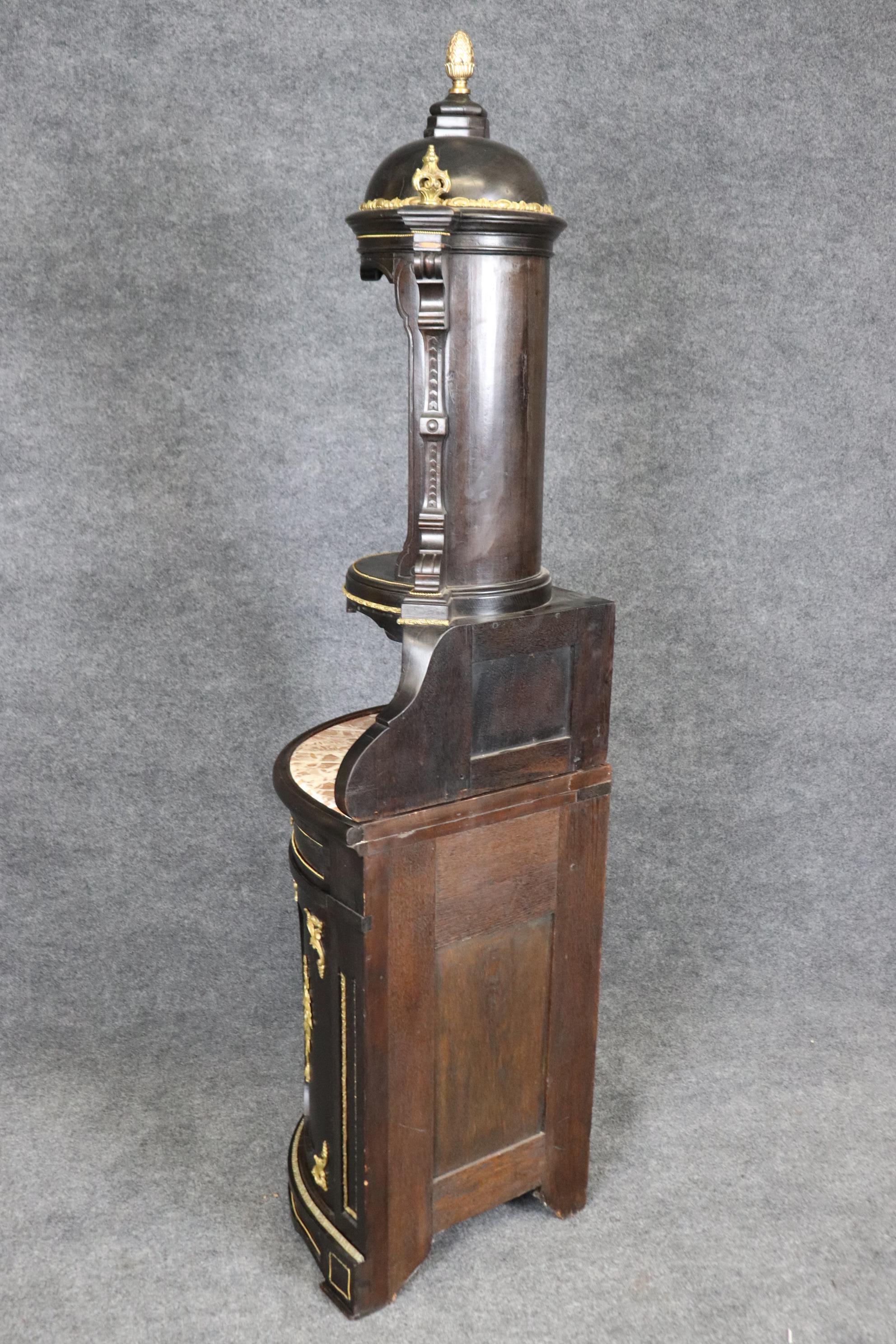 Italiano Superbo mobile angolare italiano in noce scuro e bronzo Dore' Ormolu Piano in marmo in vendita