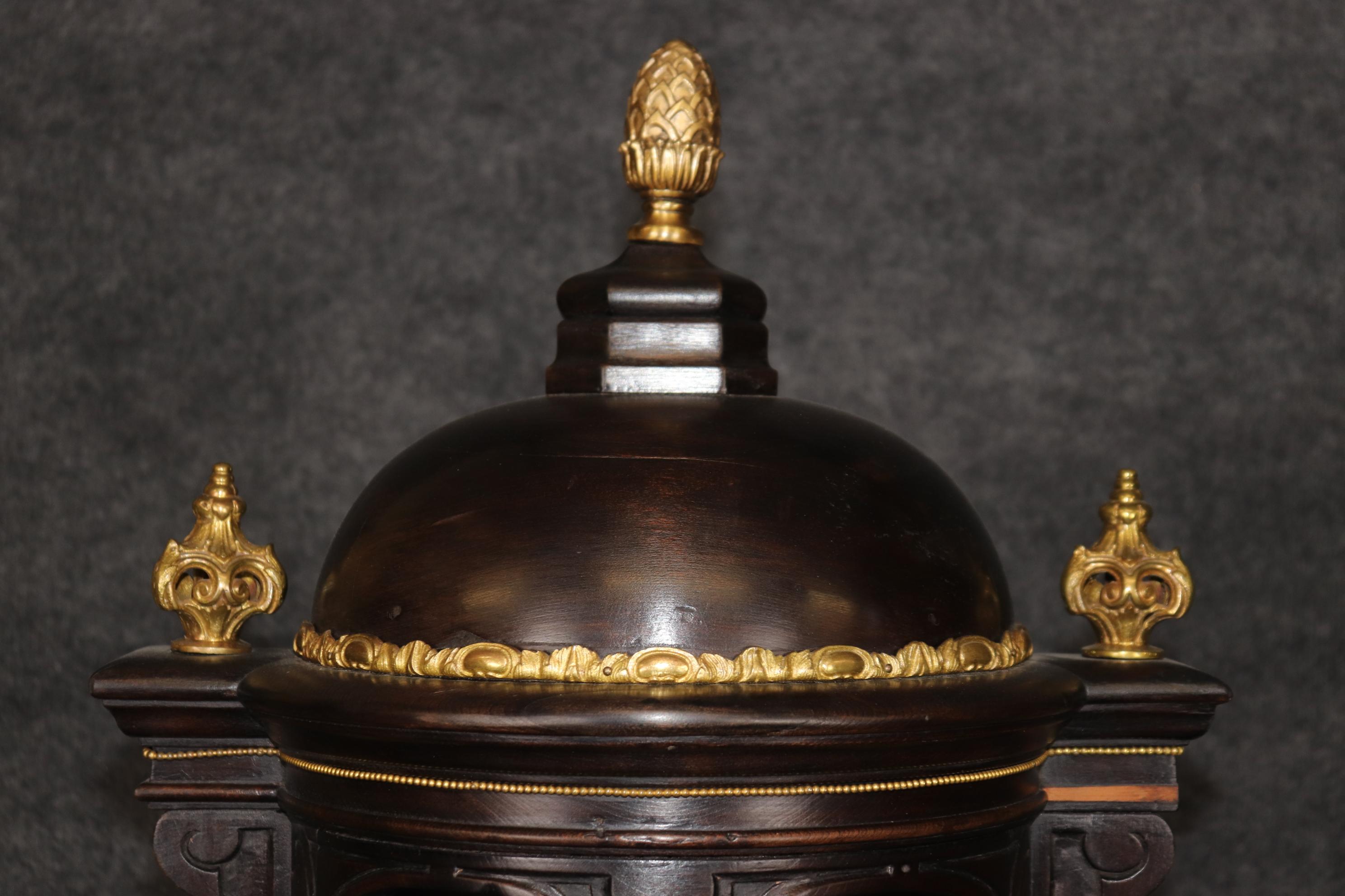 Bronzo Superbo mobile angolare italiano in noce scuro e bronzo Dore' Ormolu Piano in marmo in vendita