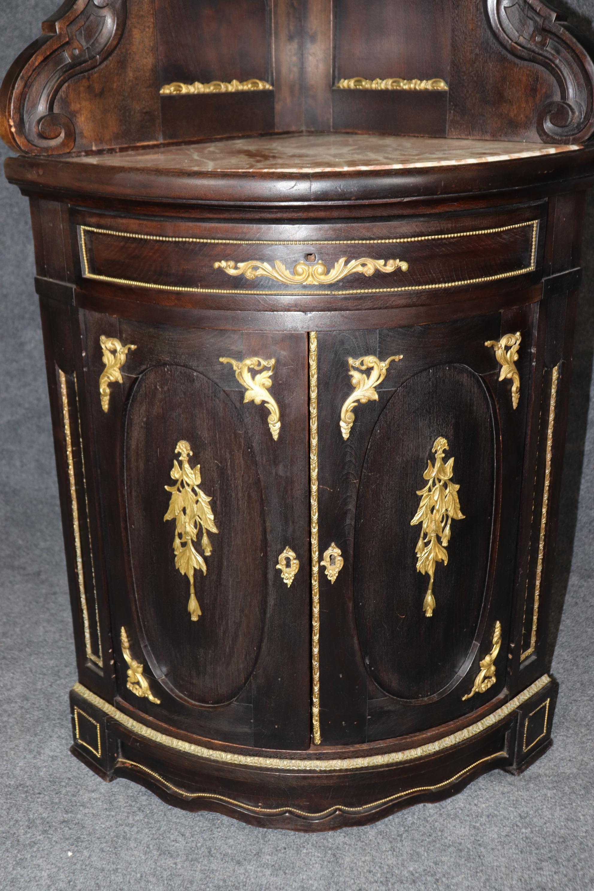 Superbo mobile angolare italiano in noce scuro e bronzo Dore' Ormolu Piano in marmo in vendita 1