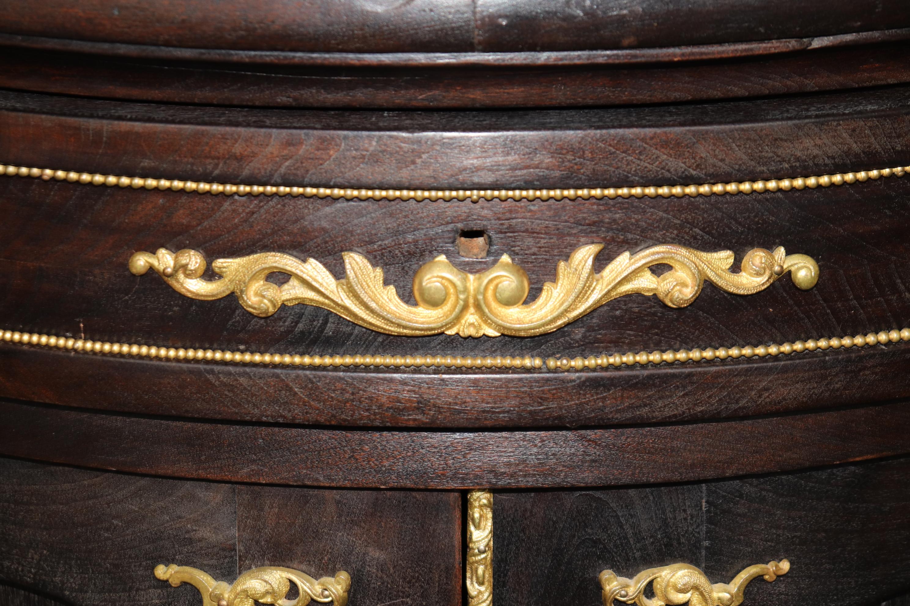 Superbo mobile angolare italiano in noce scuro e bronzo Dore' Ormolu Piano in marmo in vendita 2
