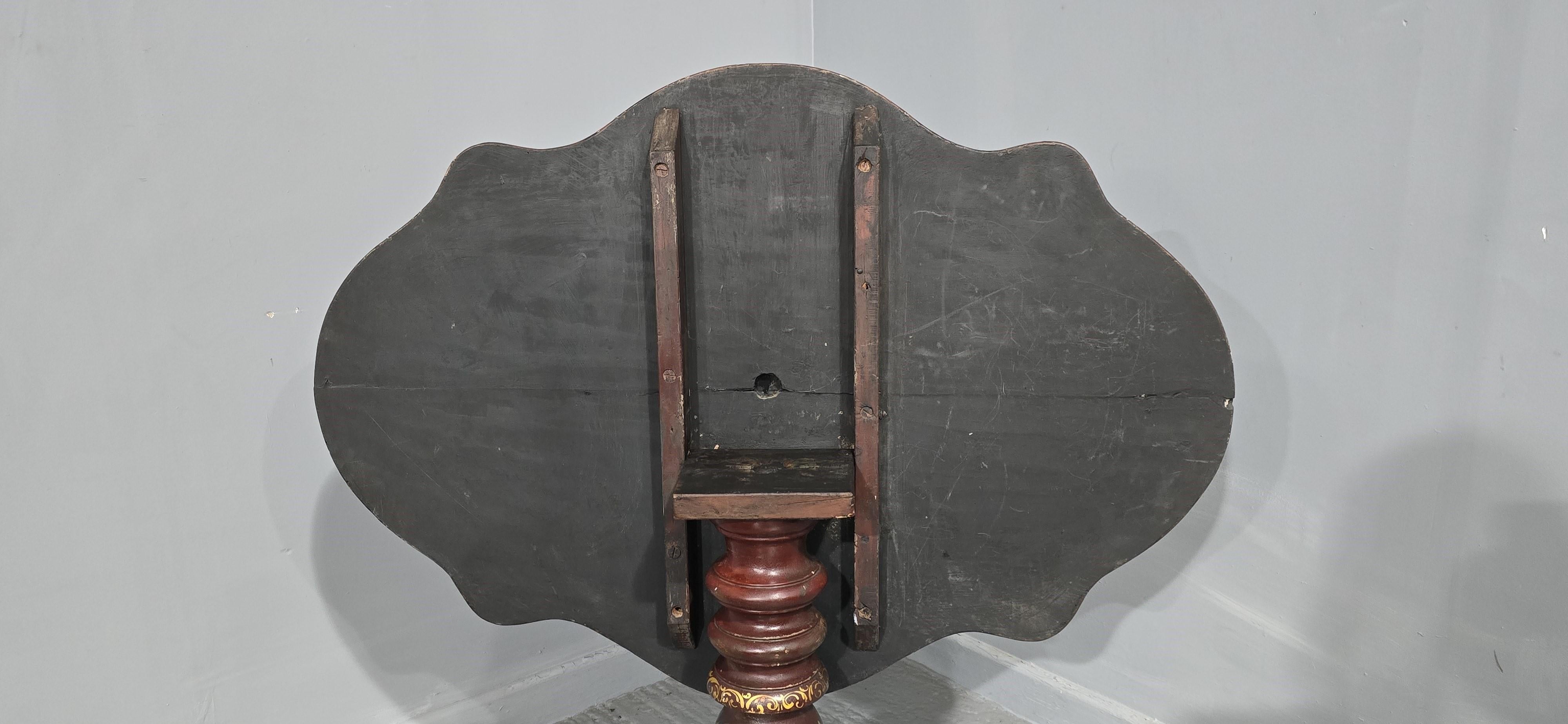 Hervorragender italienisch bemalter Tisch (19. Jahrhundert) im Angebot