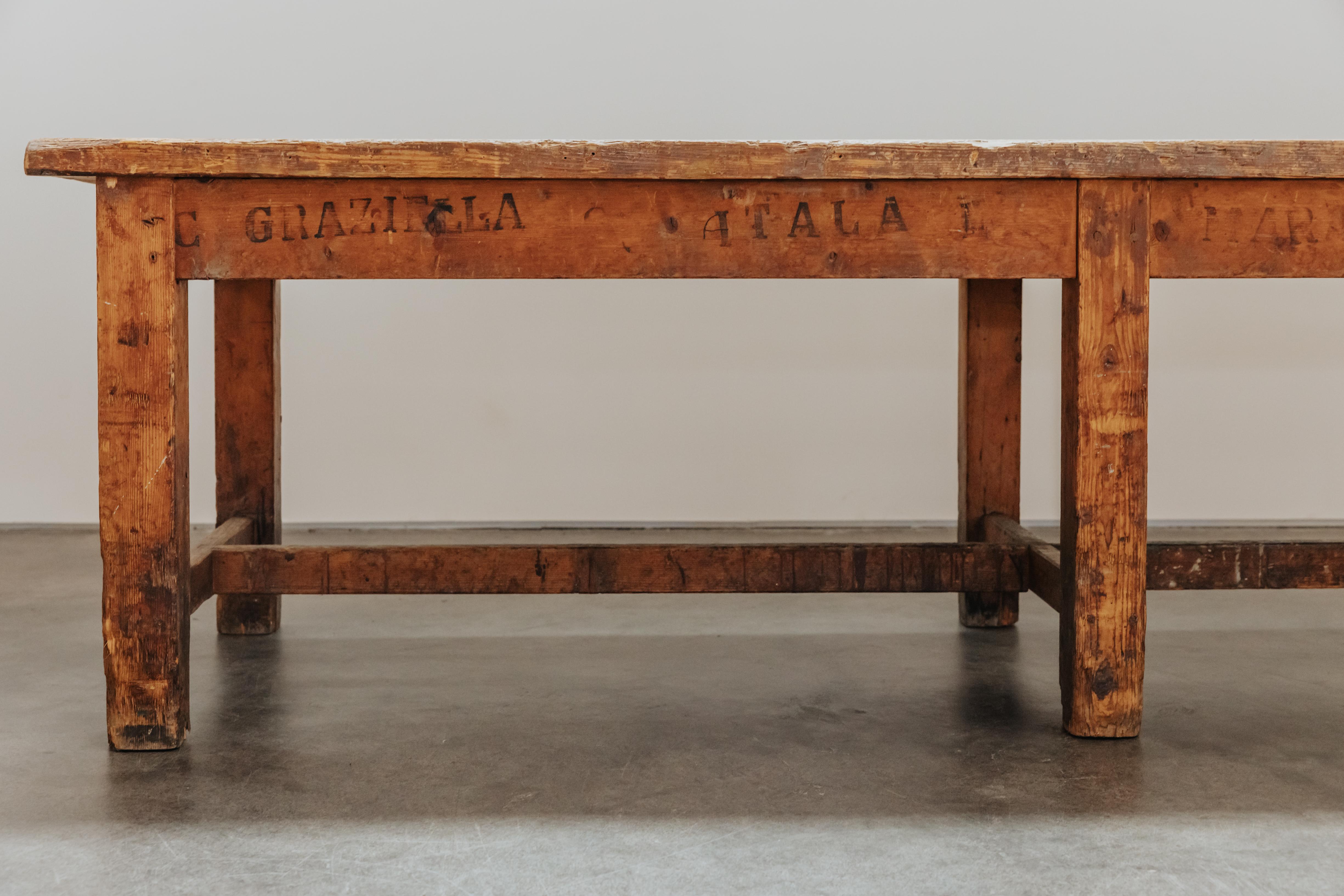 Seltenes italienisches Kiefernholz-Esszimmer mit Graffiti aus Italien, um 1940 (Europäisch) im Angebot