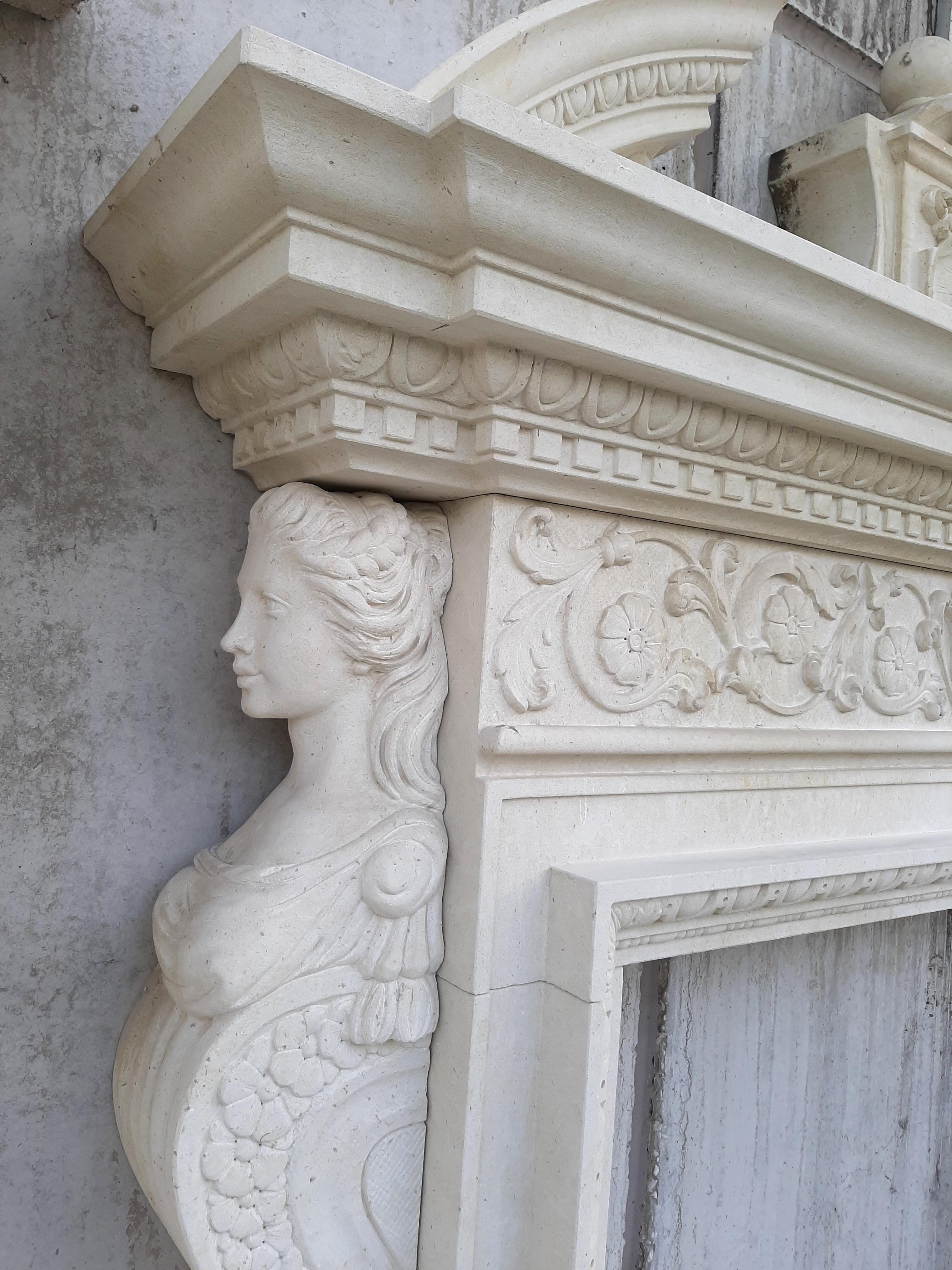 Superb Italian Stone Neoclassical Style Fireplace In Good Condition For Sale In Rome, IT