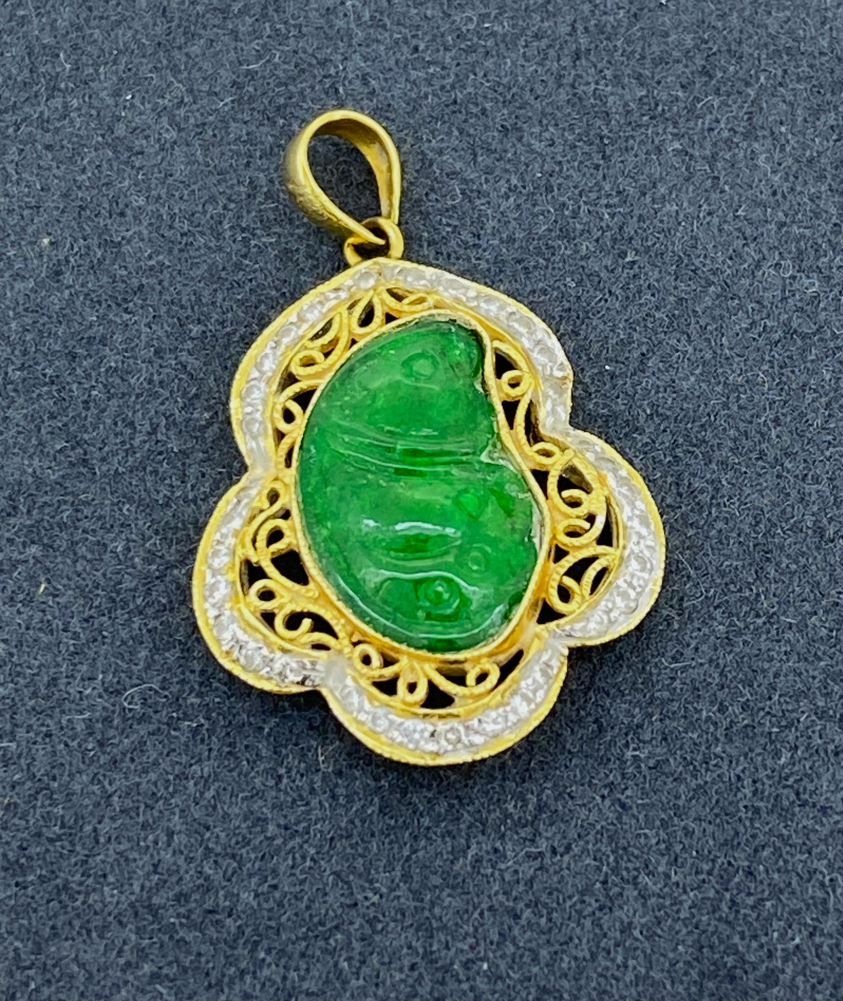 Ce magnifique pendentif vintage présente les caractéristiques suivantes 
une magnifique sculpture en jade de première qualité, 
d'une couleur naturelle et très caractéristique de vert gazon vif - 
l'une des plus belles couleurs qu'un jade puisse