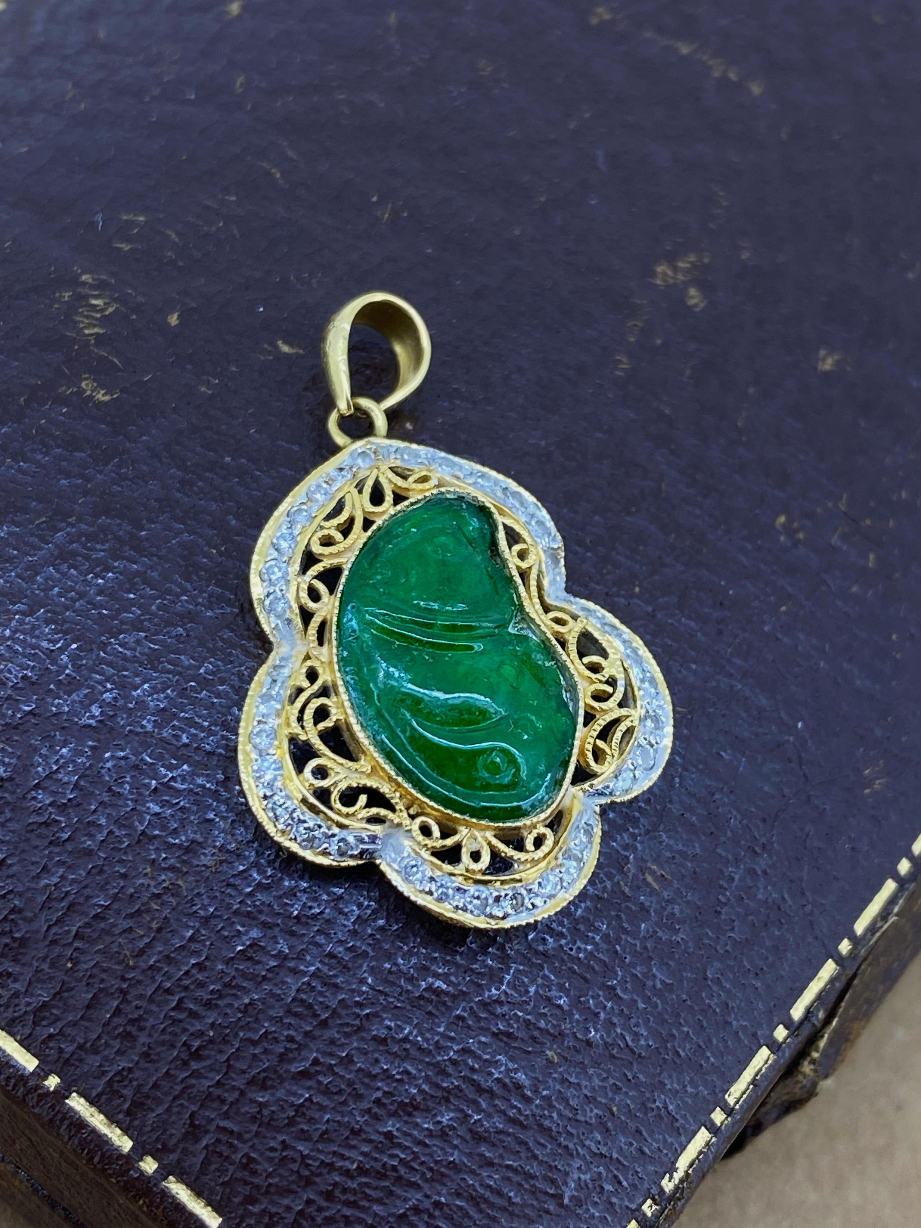 Taille ronde Superbe pendentif vintage en or jaune 18 carats avec sculpture de jade et motif filigrane en diamants en vente