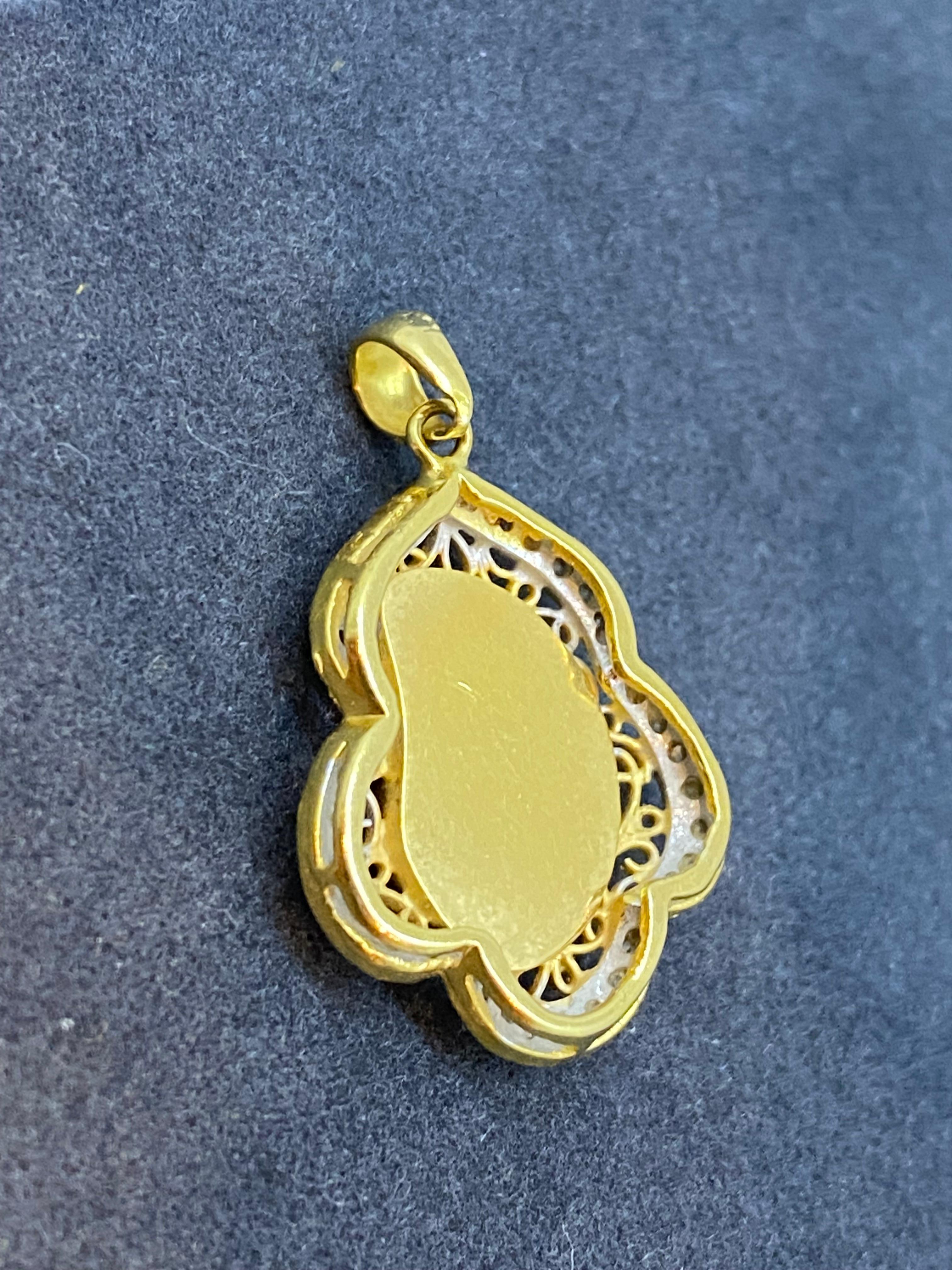 Superbe pendentif vintage en or jaune 18 carats avec sculpture de jade et motif filigrane en diamants Excellent état - En vente à MELBOURNE, AU