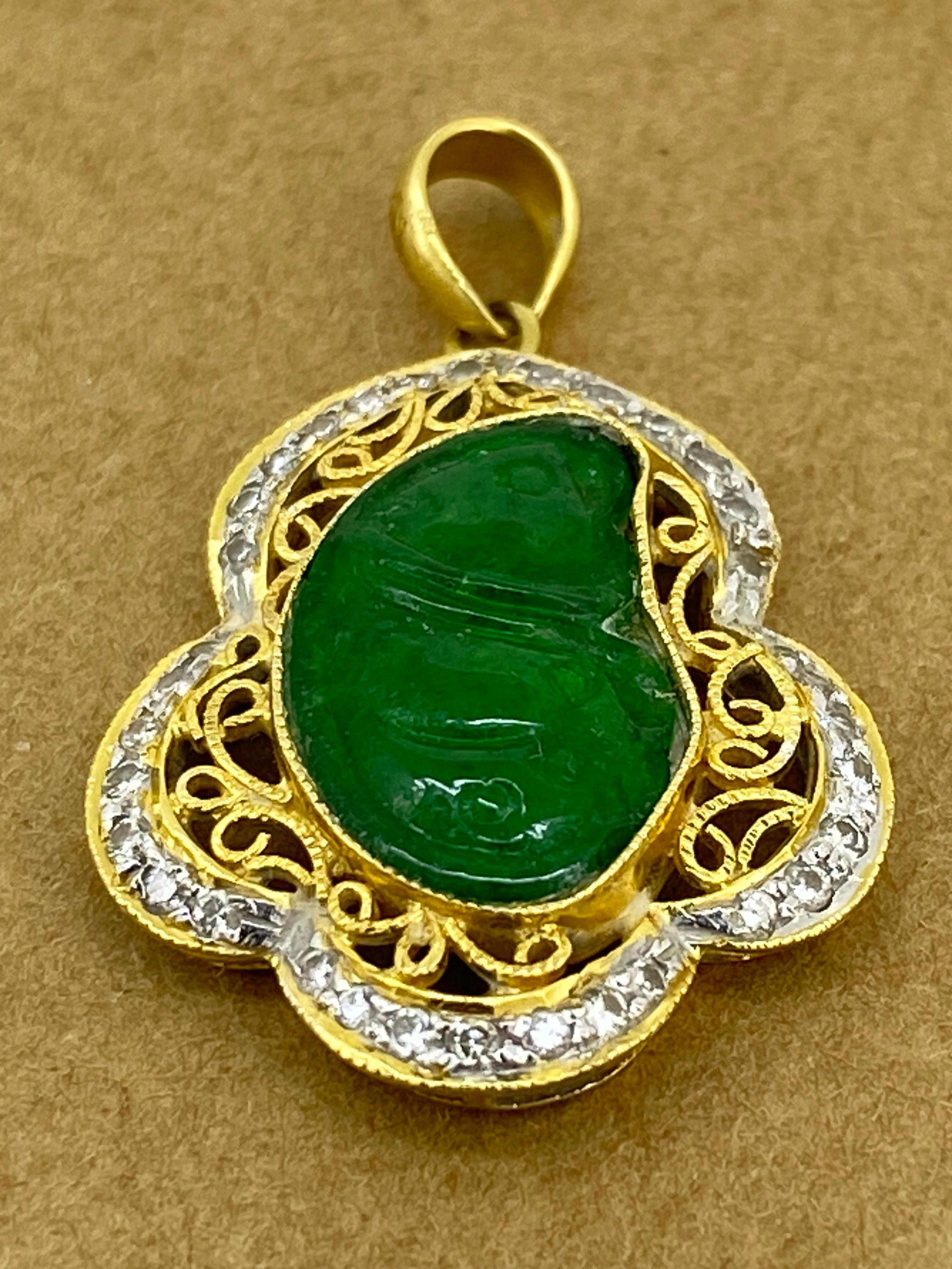 Superbe pendentif vintage en or jaune 18 carats avec sculpture de jade et motif filigrane en diamants Pour femmes en vente