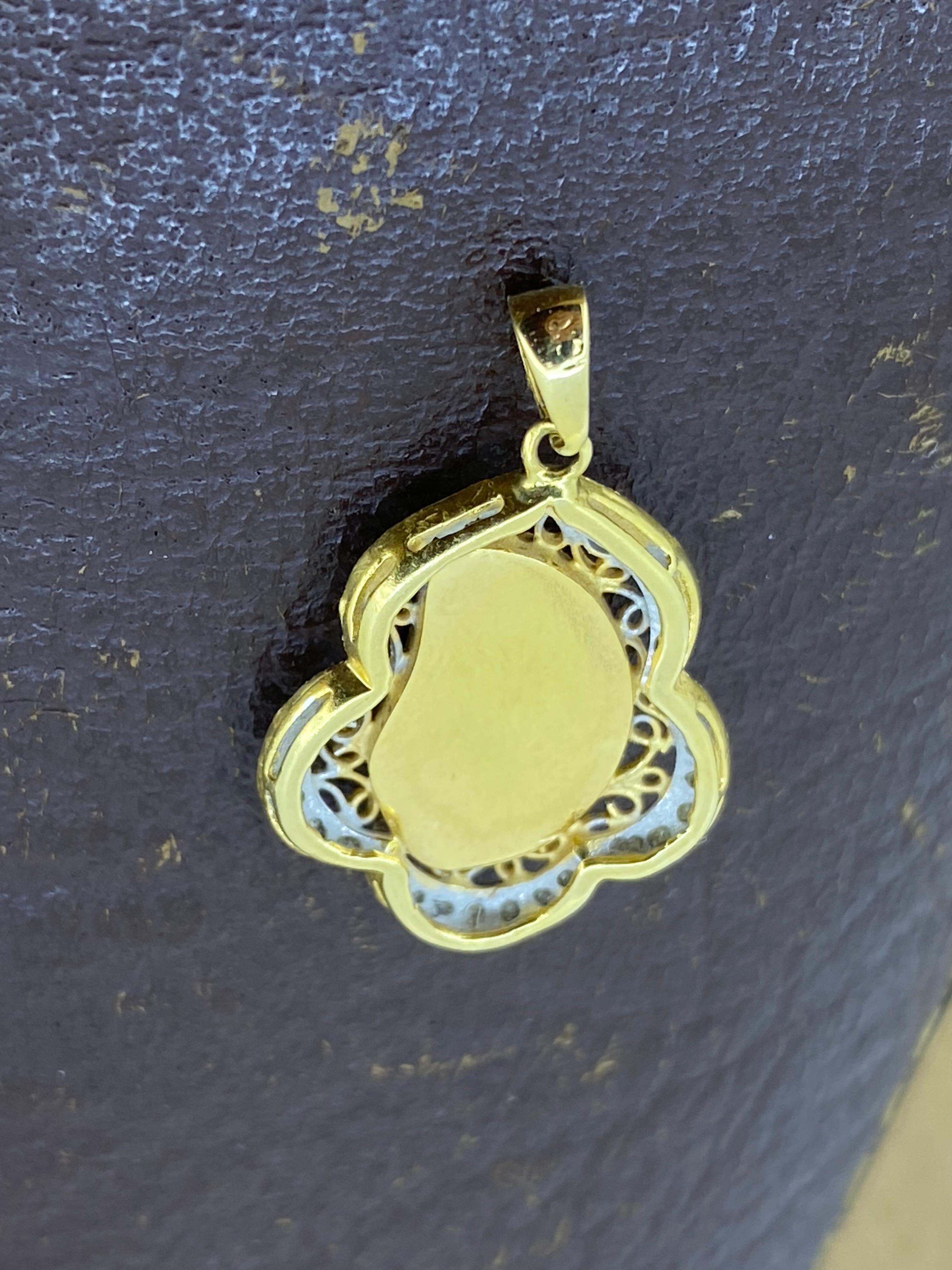 Superbe pendentif vintage en or jaune 18 carats avec sculpture de jade et motif filigrane en diamants en vente 1
