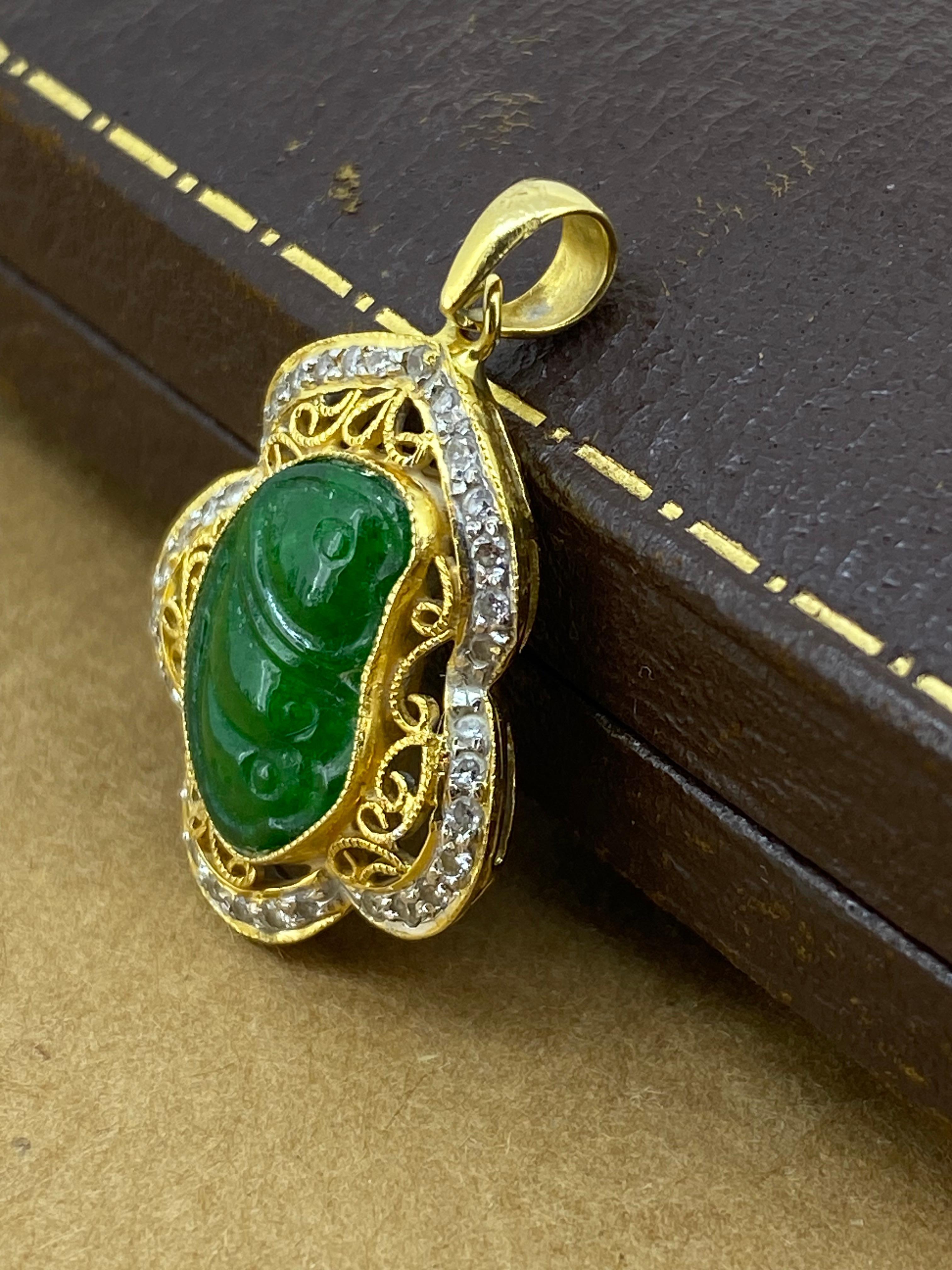 Superbe pendentif vintage en or jaune 18 carats avec sculpture de jade et motif filigrane en diamants en vente 2