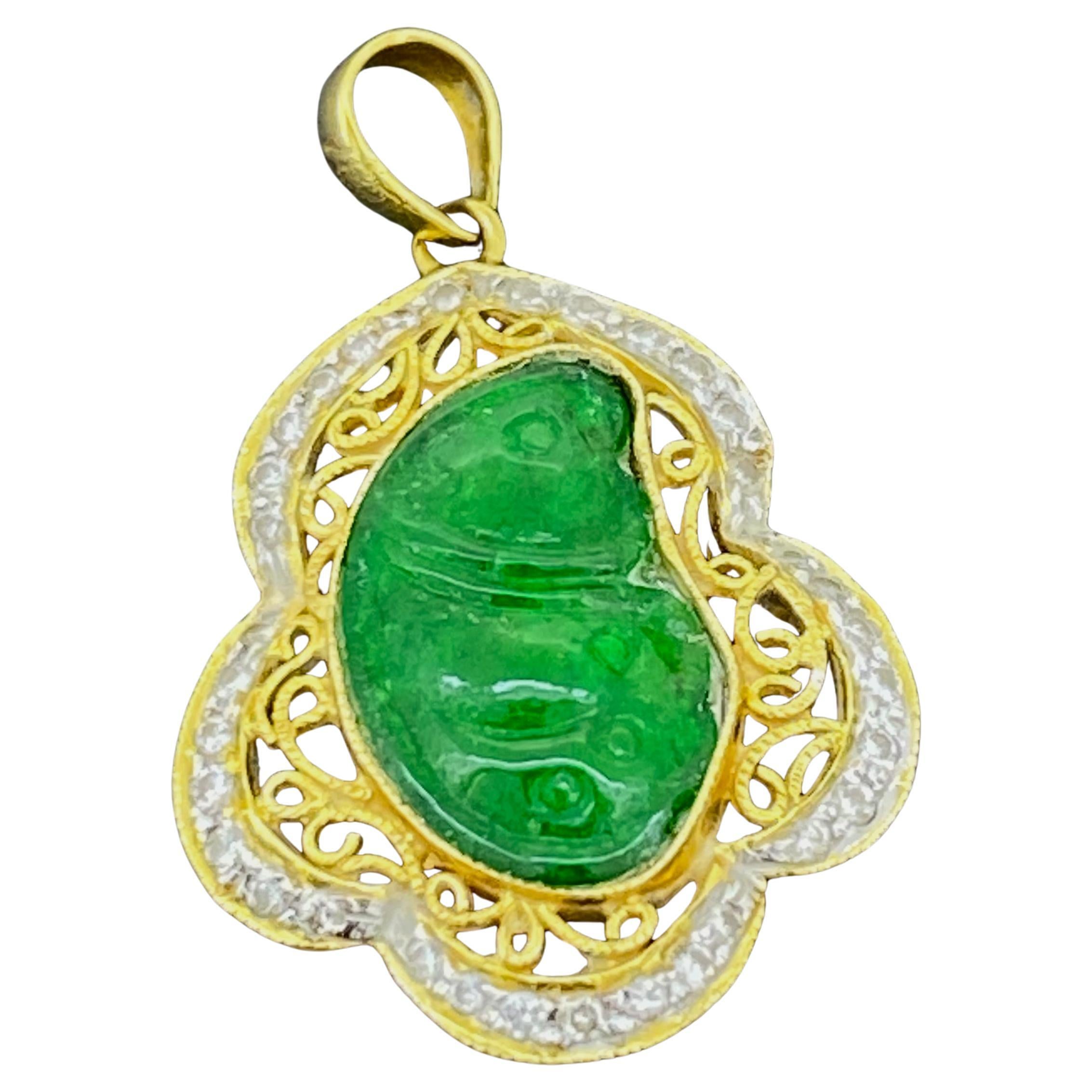 Superbe pendentif vintage en or jaune 18 carats avec sculpture de jade et motif filigrane en diamants