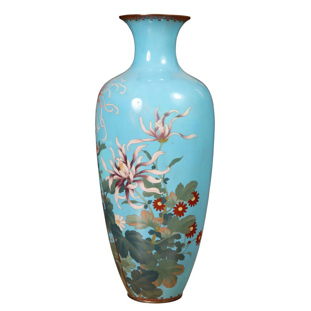 Un vase cloisonné japonais de très belle taille, le fond bleu clair avec des fleurs et des détails floraux. En parfait état.