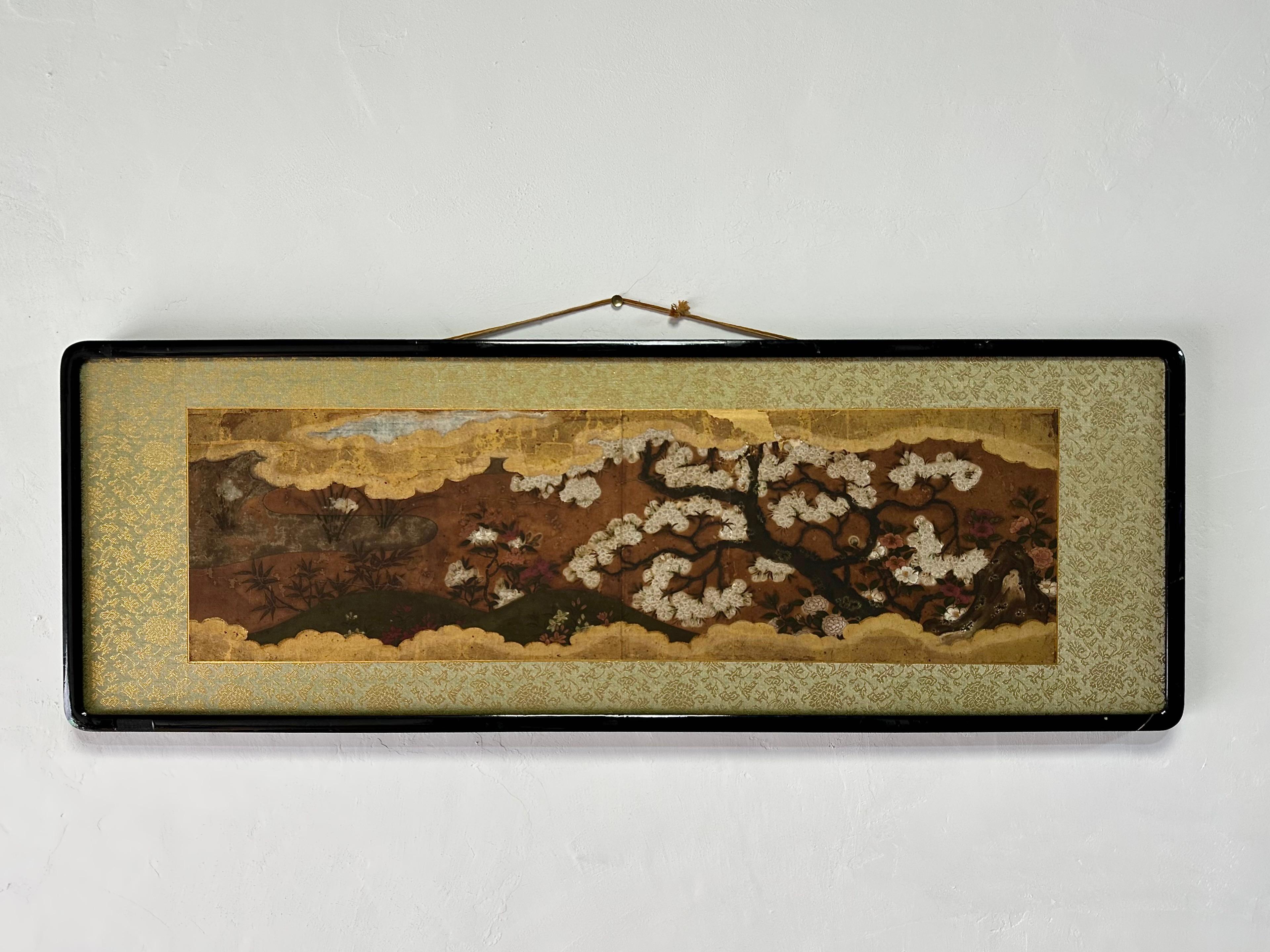 Una refinada y poética pintura paisajista japonesa que data de finales del periodo Muromachi a principios del periodo Edo (siglos XVI-XVII). Ejecutada en pigmentos minerales sobre papel, la composición capta un tranquilo entorno natural donde las