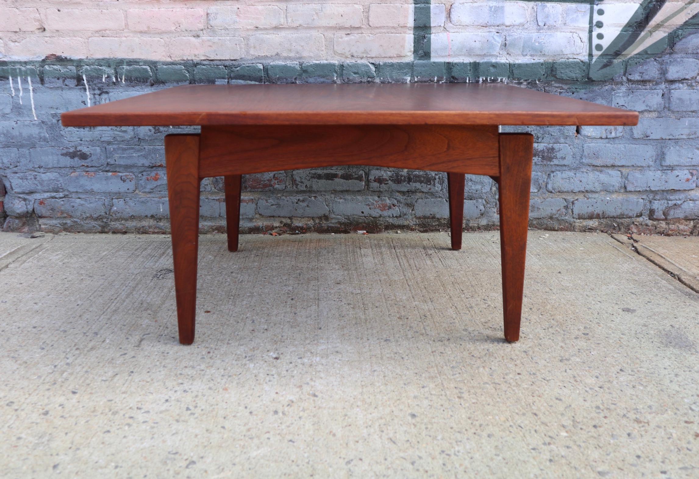 Gorgeous Jens Risom coffee table in walnut. Gorgeous deep walnut hues and grains. In very good condition.