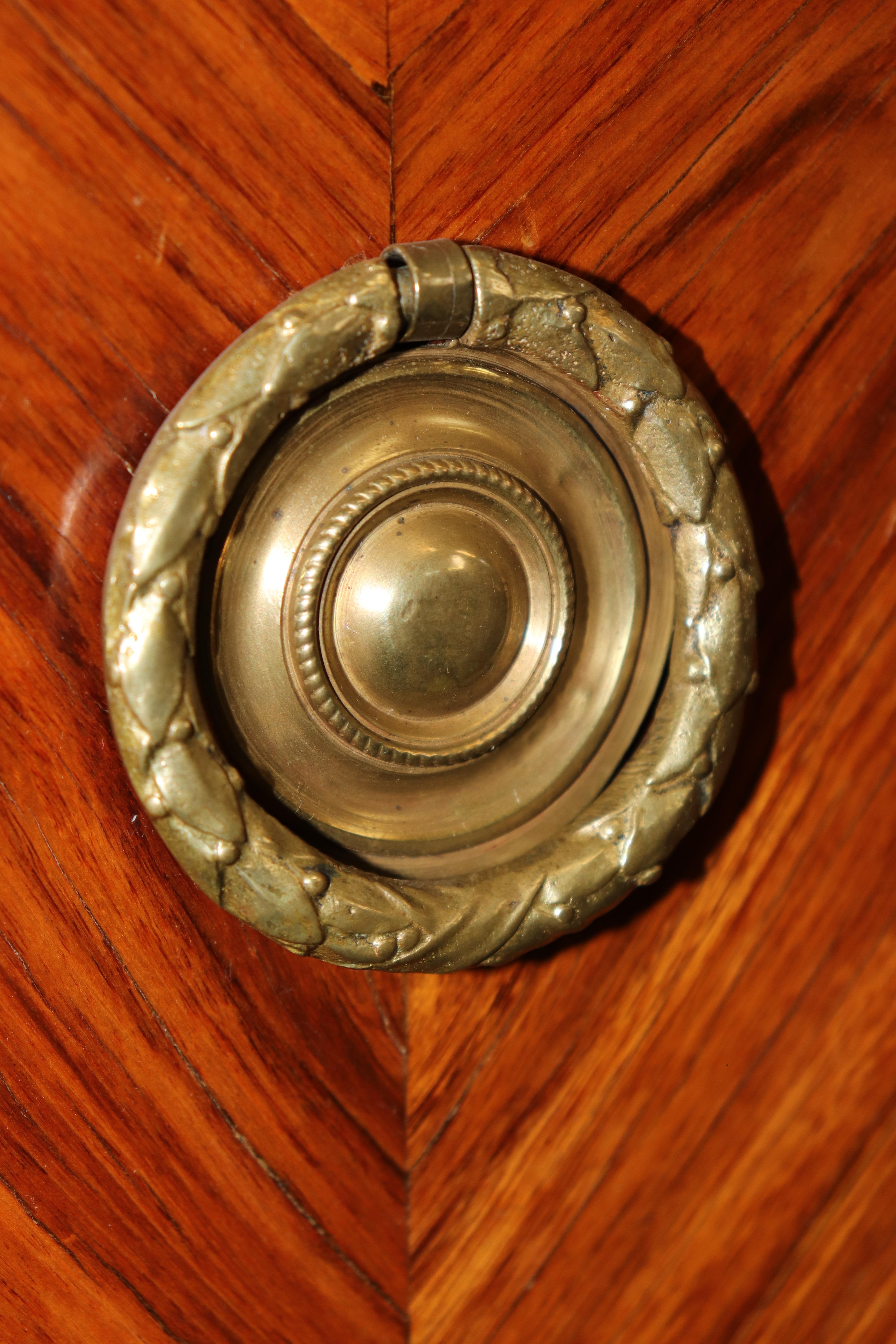 Superba commode francese a due cassetti in legno di Kingwood montata su bronzo Luigi XV con piano in marmo in vendita 5