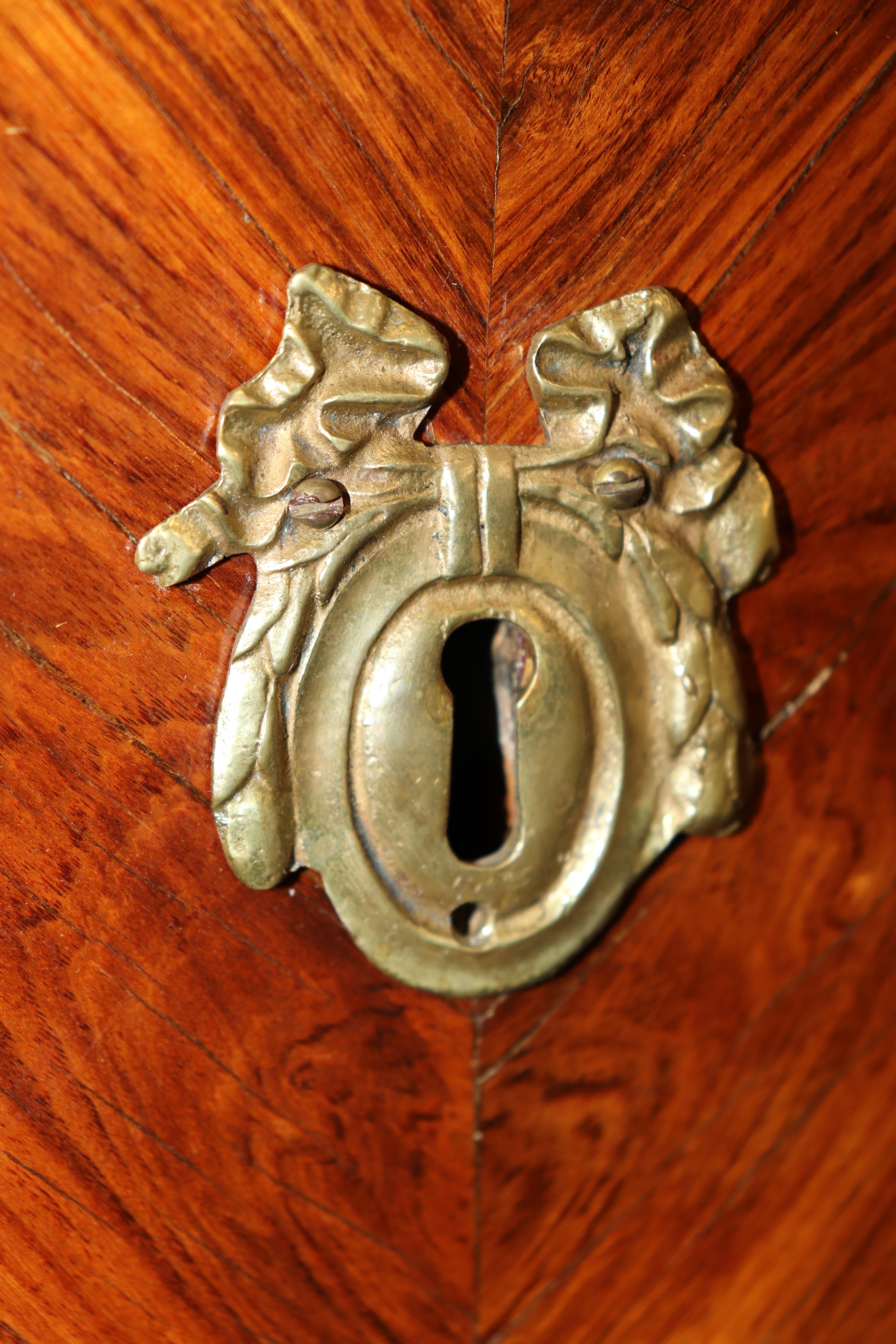 Superba commode francese a due cassetti in legno di Kingwood montata su bronzo Luigi XV con piano in marmo in vendita 6