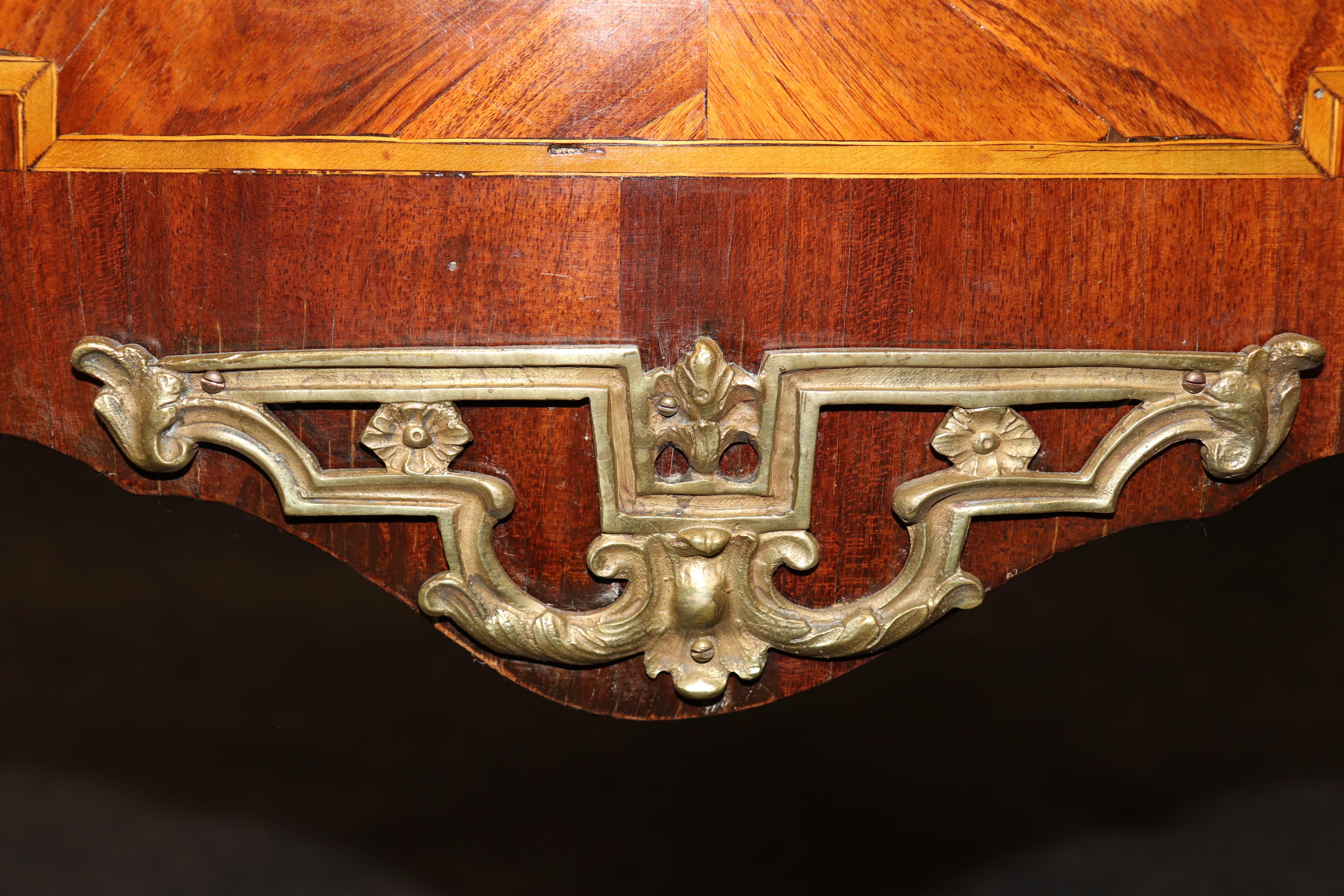 Superba commode francese a due cassetti in legno di Kingwood montata su bronzo Luigi XV con piano in marmo in vendita 7