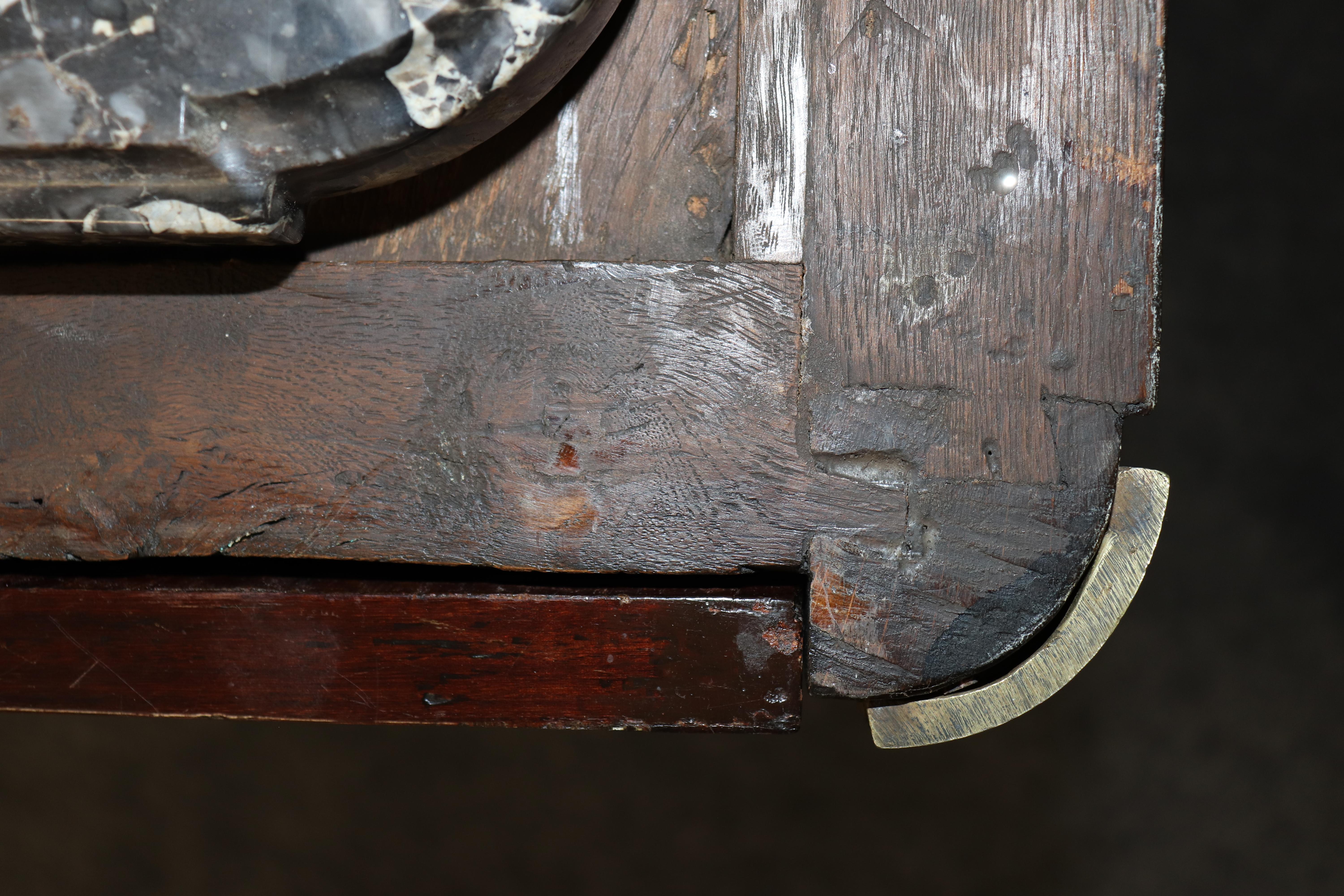 Superba commode francese a due cassetti in legno di Kingwood montata su bronzo Luigi XV con piano in marmo in vendita 10