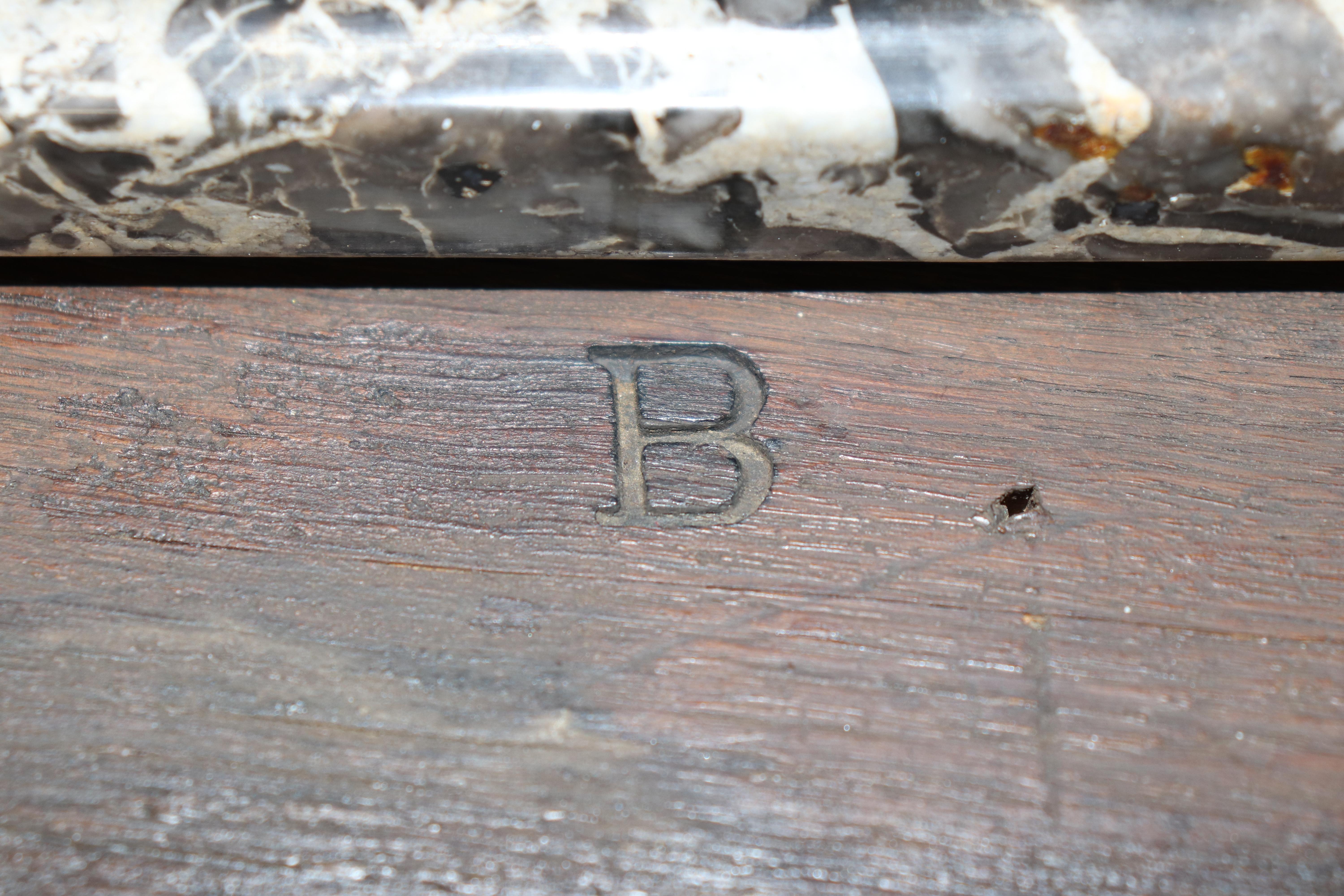 Superba commode francese a due cassetti in legno di Kingwood montata su bronzo Luigi XV con piano in marmo in vendita 11