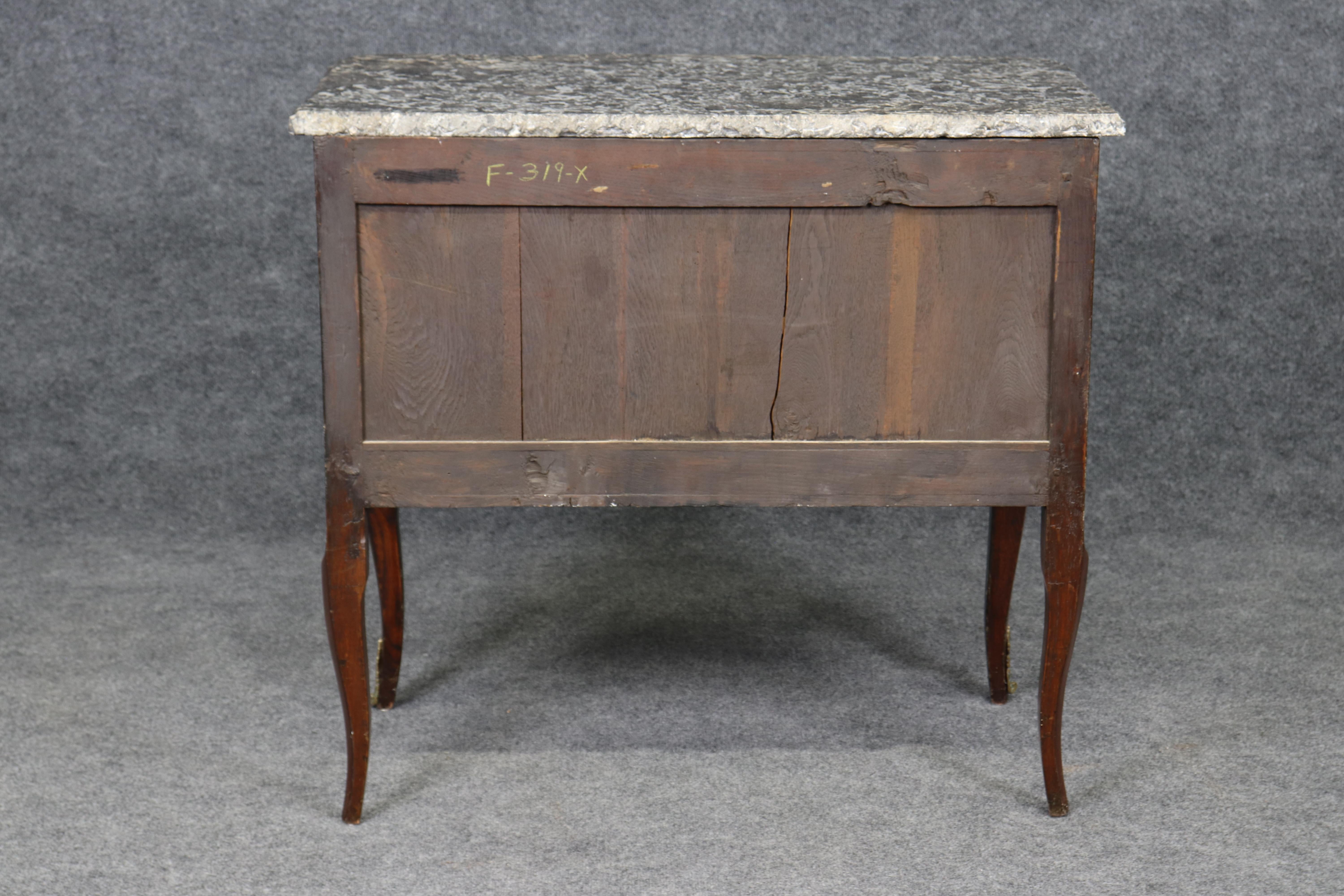 Superba commode francese a due cassetti in legno di Kingwood montata su bronzo Luigi XV con piano in marmo in vendita 12