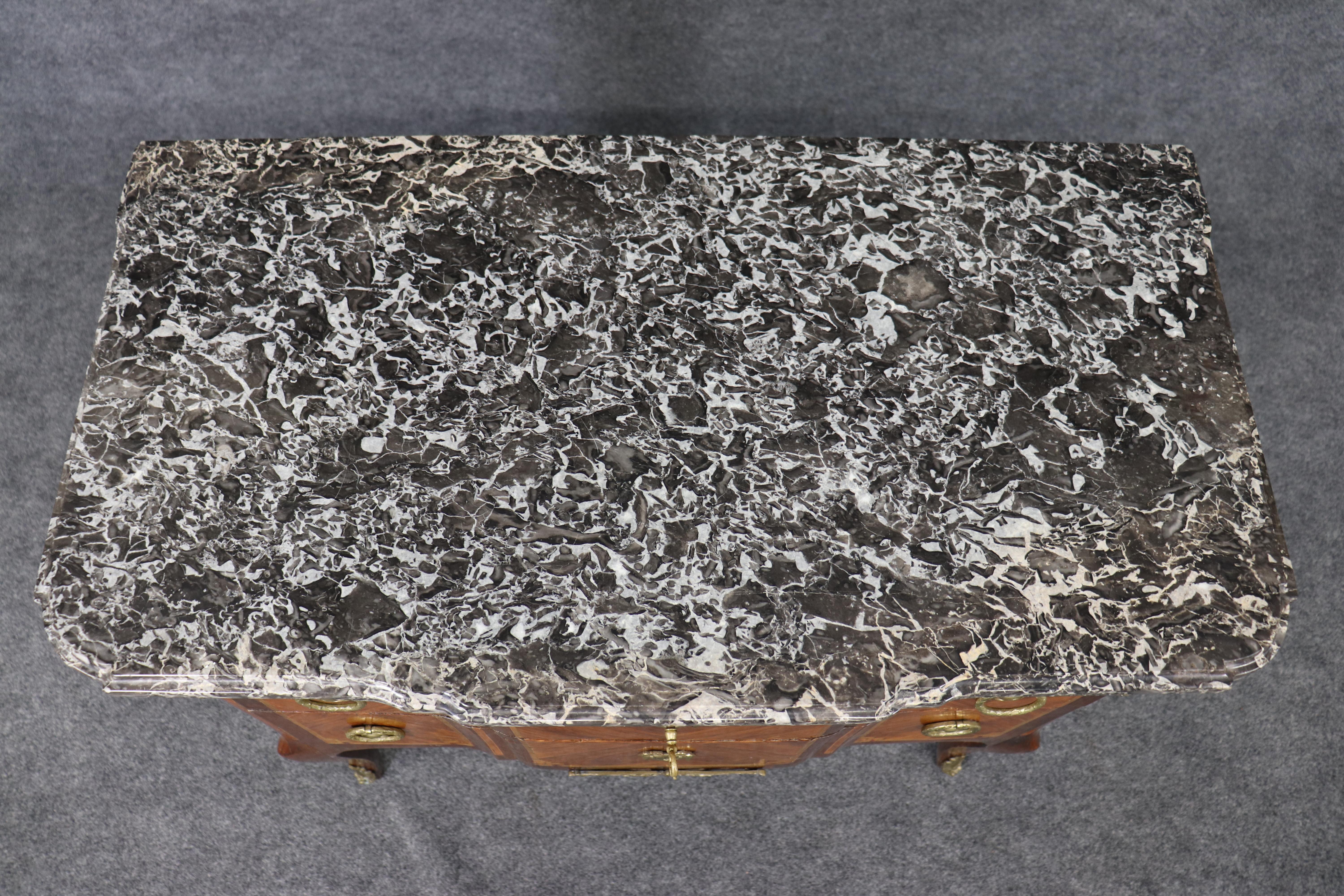 Questo è un superbo mini capolavoro creato con maestria. La qualità del legno e il contrasto del marmo, con le sue splendide venature e caratteristiche, sono superlativi. Le montature in bronzo ormolu sono ben definite e hanno una qualità di fusione