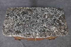 Superba commode francese a due cassetti in legno di Kingwood montata su bronzo Luigi XV con piano in marmo