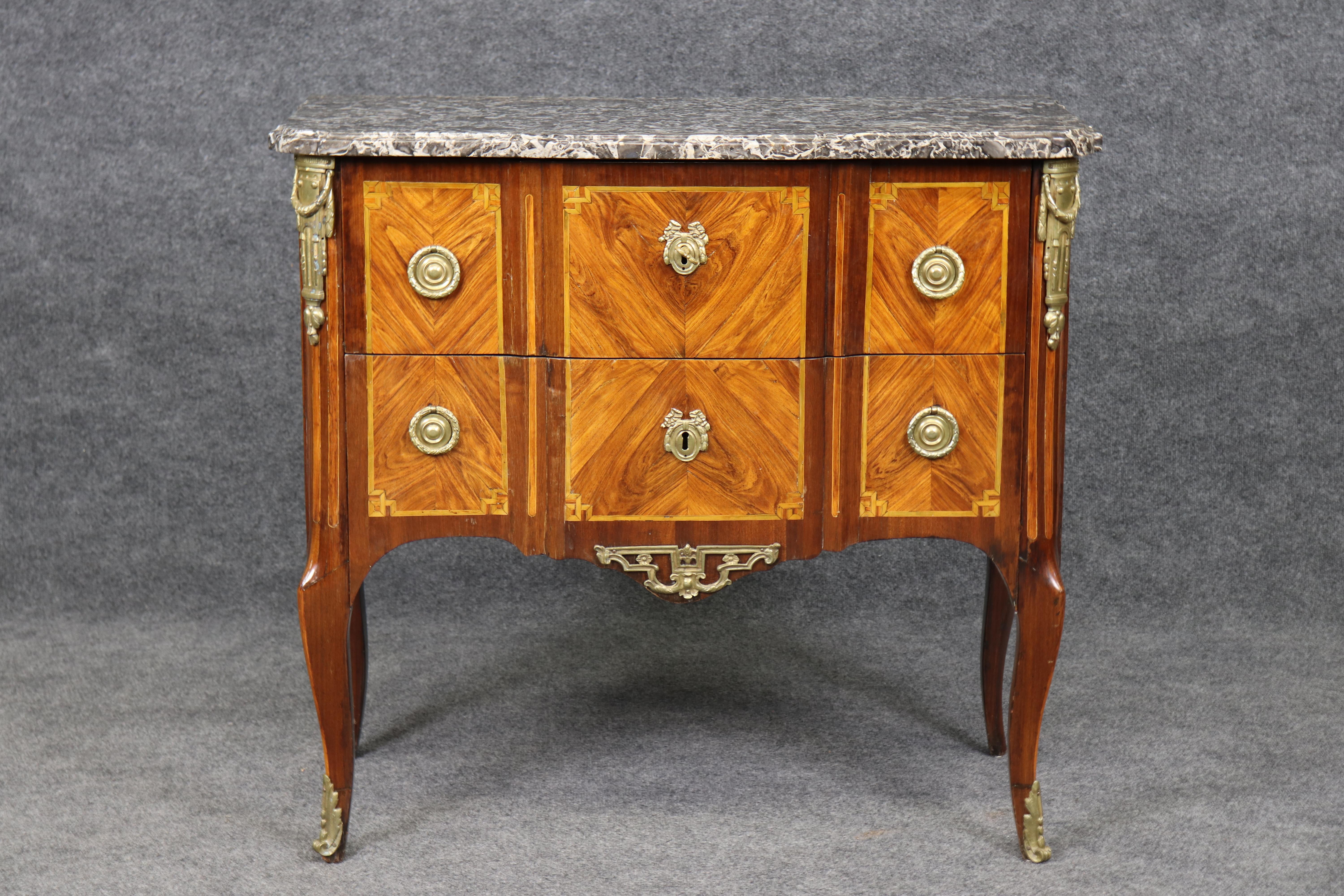 Francese Superba commode francese a due cassetti in legno di Kingwood montata su bronzo Luigi XV con piano in marmo in vendita